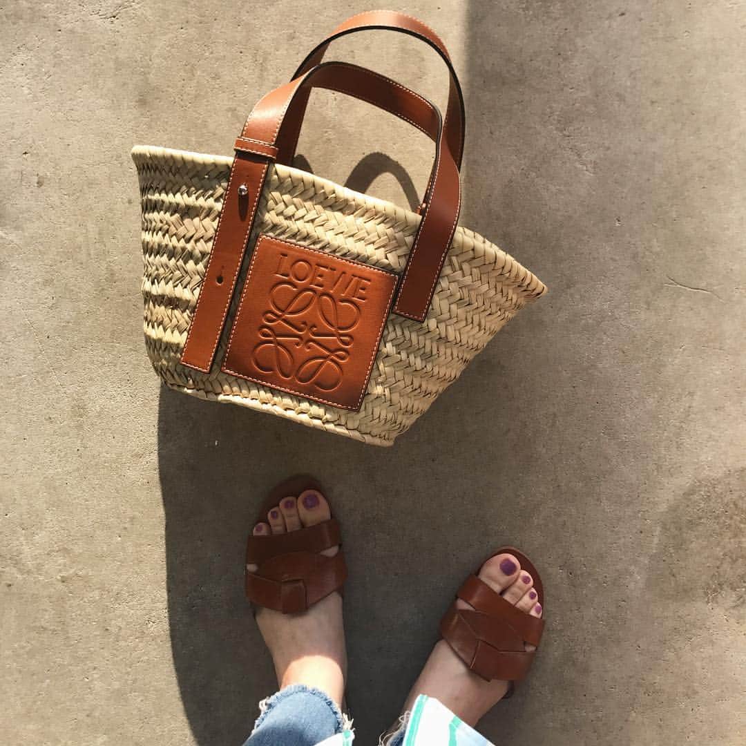 のインスタグラム：「newのカゴバック🕸 #LOEWE #ロエベ#ロエベカゴバッグ #zara#ザラ#サンダル#カゴバッグ #カゴ#2018SS #ロエベバッグ」