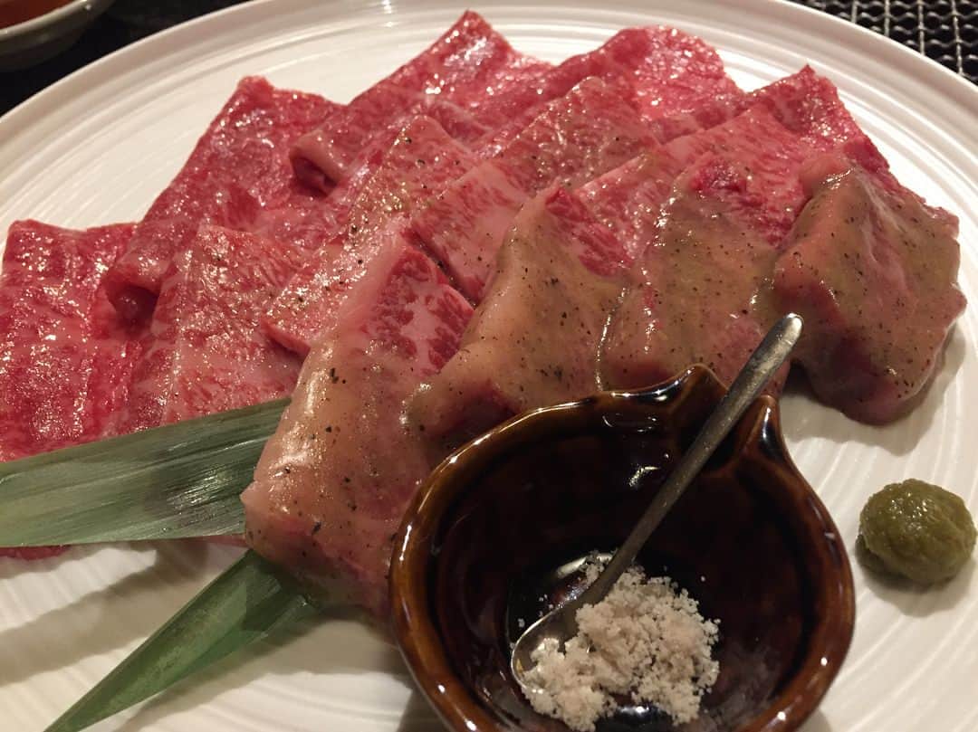須黒清華のインスタグラム：「先日、 「お肉が食べたい‼︎」という私のリクエストにすぐ答えてくれた、友人アミナ♡ お肉の後は水タバコ初体験‼︎ 吸い方を習う私。 肺まで吸い込むのではなく、口と鼻で香りを楽しむそうです♪ うまく吸えなかった… でもたくさん笑って食べて、最高の夜でした(^^) さて、今日もWBS頑張ります✨ #肉好き女子 #水タバコ初体験 #WBS #ワールドビジネスサテライト」