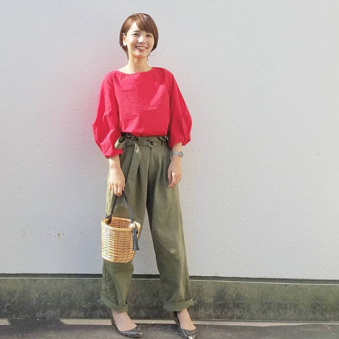 CHIHARUさんのインスタグラム写真 - (CHIHARUInstagram)「鮮やかなイエローのトップスにカーキのパンツを合わせておられたお客様があまりにも素敵で 完全に影響を受けて鮮やかな赤いトップスにカーキのパンツを合わせた本日🎽👖 鮮やかなトップスは気分をあげてくれる～🙌💕 #アリュメール#allumer #ママコーデ#mamagirl」5月10日 20時12分 - 10090725c