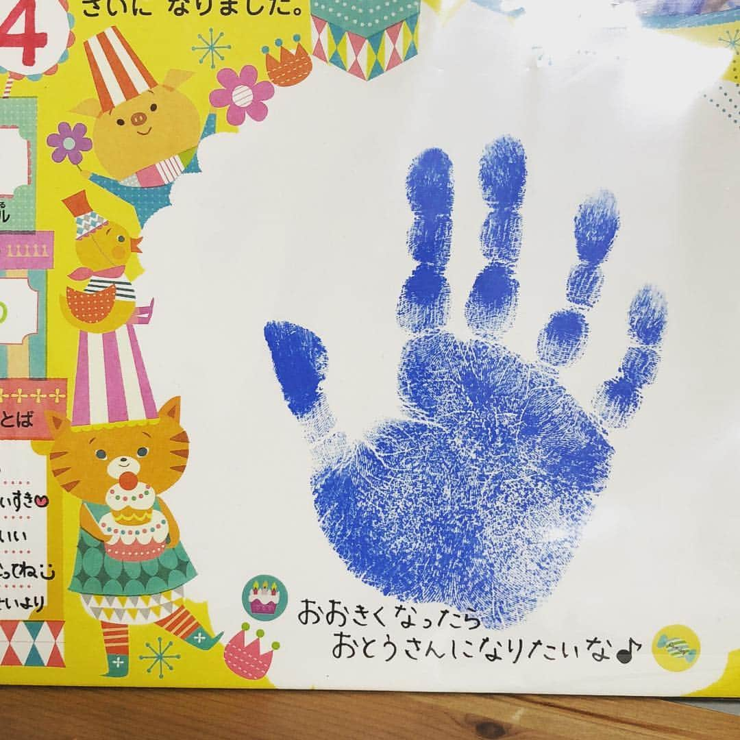 松岡卓弥さんのインスタグラム写真 - (松岡卓弥Instagram)「4歳になった息子の願いに全米が泣いた。 ❇︎ ❇︎ ❇︎ #親子 #家族 #息子 #教えるより学ぶ #普段は優しいが #怒れる親であり続けたい #ハグはいつもより倍 #戦隊モノのプレゼントで歓喜」5月10日 21時12分 - taku_scp