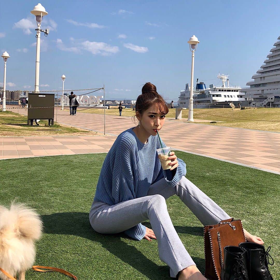 藤田麻里さんのインスタグラム写真 - (藤田麻里Instagram)「メリケンパークまでお散歩🚶‍♀️. . 雨続いてたからたくさん遊ばせてあげれた❤️ 1枚目、ぽんたろ🐶のおしりチラ。. なんちゅう可愛い💫. . 飲んでるのは チャイティーラテ🌈. . . #コーデ#コーディネート#ファッション#ファッションモデル#モデル#神戸#メリケンパーク#ハーバーランド#お団子ヘア#メイク#ヘアメイク#ヘア#スタバ#fashion#codenate#kobe#followme#code」5月10日 21時14分 - fujimari29