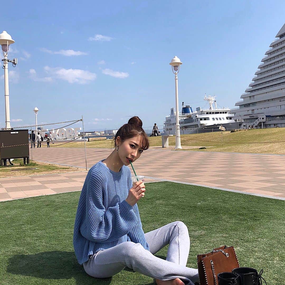 藤田麻里さんのインスタグラム写真 - (藤田麻里Instagram)「メリケンパークまでお散歩🚶‍♀️. . 雨続いてたからたくさん遊ばせてあげれた❤️ 1枚目、ぽんたろ🐶のおしりチラ。. なんちゅう可愛い💫. . 飲んでるのは チャイティーラテ🌈. . . #コーデ#コーディネート#ファッション#ファッションモデル#モデル#神戸#メリケンパーク#ハーバーランド#お団子ヘア#メイク#ヘアメイク#ヘア#スタバ#fashion#codenate#kobe#followme#code」5月10日 21時14分 - fujimari29