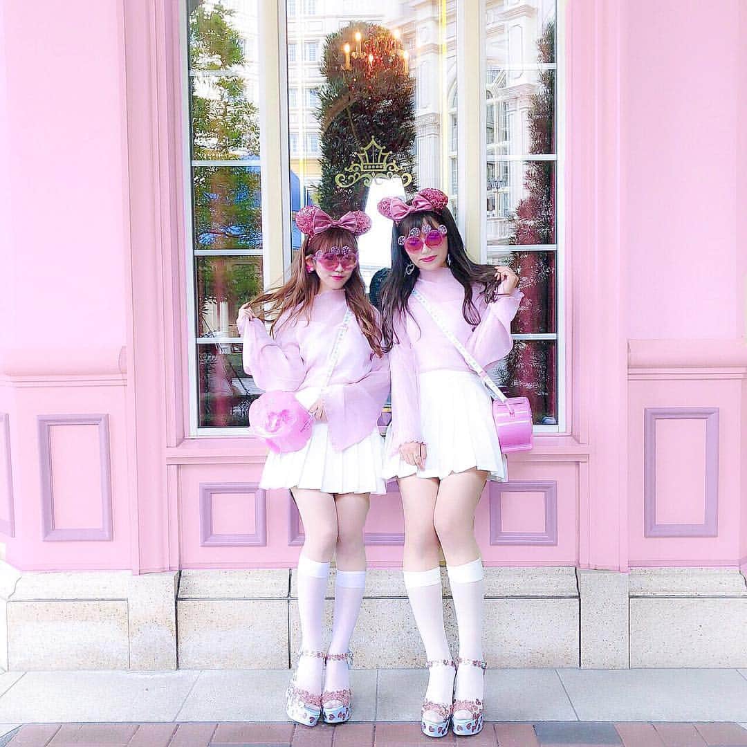 Tomomi よしはしともみ さんのインスタグラム写真 Tomomi よしはしともみ Instagram しおと 双子ディズニー キラキラグリッターカチューシャとサングラスやっと使えた カチューシャにあわせて 全身足元までお揃いコーデにしたよ