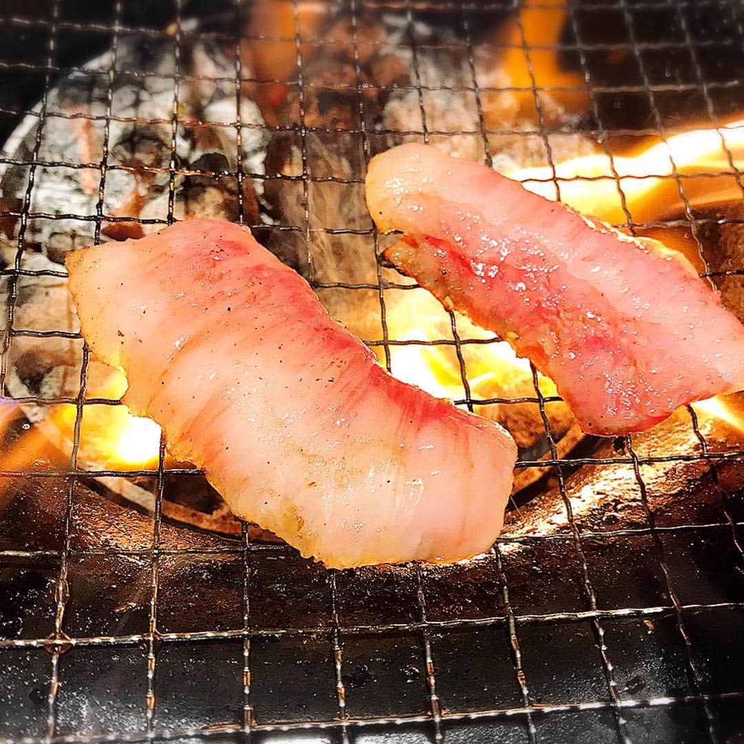 のインスタグラム：「肉。絶対やらんとこーと思ったけど、やっぱりインスタに載せてしまうよね。 和牛 大トロカルビだって！  #肉 #和牛 #和牛大トロ #和牛大トロカルビ #さすがにもたれた」