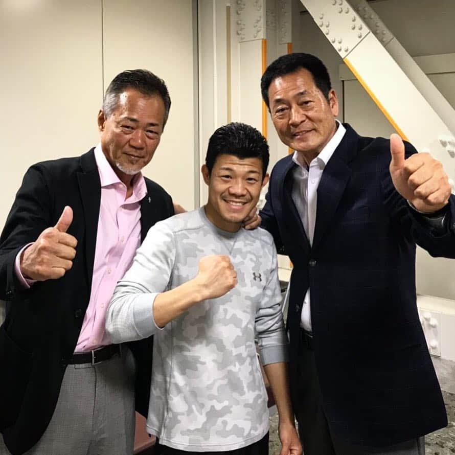 亀田興毅さんのインスタグラム写真 - (亀田興毅Instagram)「元プロ野球選手で元読売ジャイアンツの中畑清さんと山本雅夫さん。中畑さんは2004年アテネオリンピック日本代表の監督を務め銅メダルを獲得。野球界のレジェンド。わざわざお忙しい中見に来て頂いてありがとうございました。 #中畑清 #中畑監督 #日本代表 #横浜ベイスターズ #山本雅夫 #プロ野球 #野球 #ベースボール #読売ジャイアンツ #巨人 #TFC #TFC東京ファイトクラブ #協栄ジム #ボクシング #boxing #亀田興毅 #カリスマ #仕上がってる #いききってる #試合から連日食べ過ぎ #半身浴 #欠かさない #デブ防止」5月10日 22時58分 - kokikameda