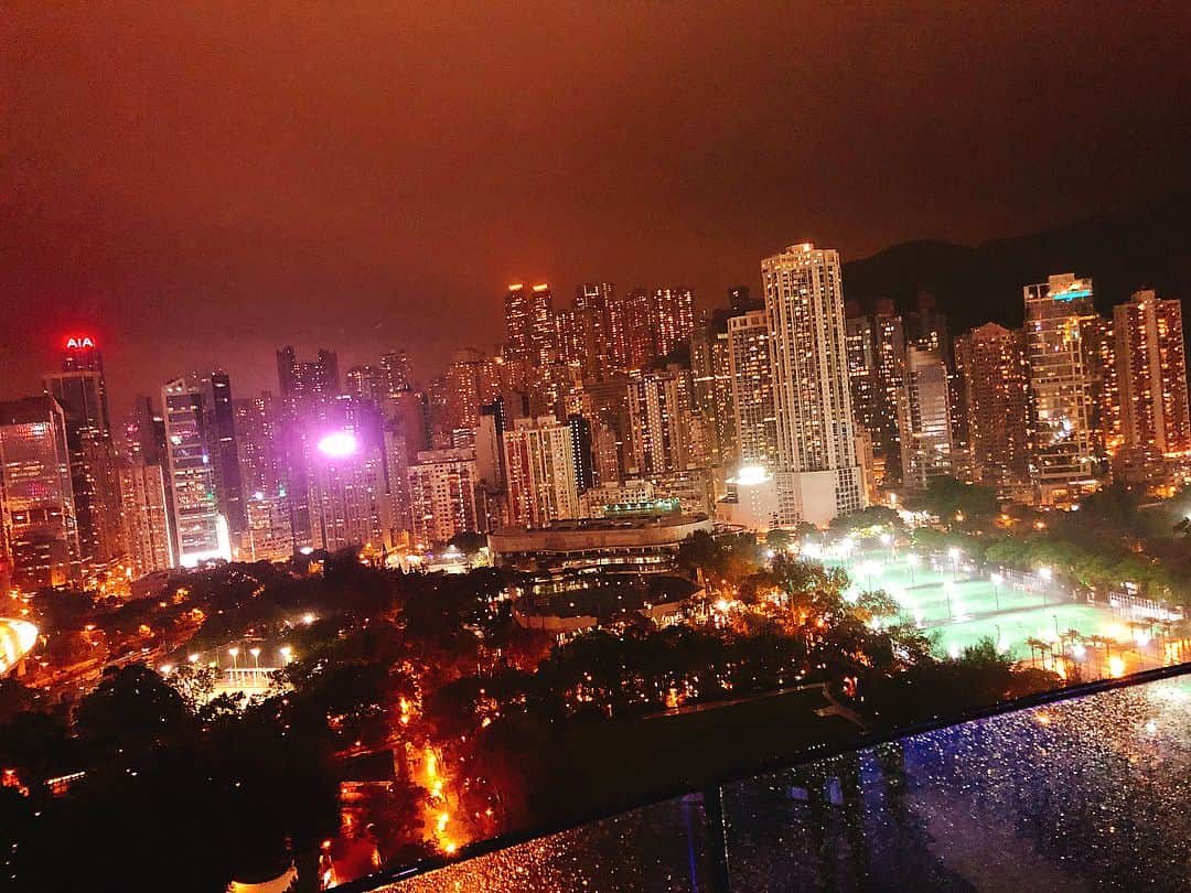 RiRiさんのインスタグラム写真 - (RiRiInstagram)「ホテル最上階に位置する、圧巻のハーバービューのSKYE🌃✨ 広い店内は、ほとんどオープンエリアで、開放的な空間で癒された〜っ🤤💕 ビクトリアハーバーの絶景を目の前にして、お酒を飲めて幸せ☺️💗 100万ドルの夜景を見たい方は、ぜひチェックしてみてねん💋 . 見どころ満載の香港へ🇭🇰✨ http://www.jtb.co.jp/kaigai/area/hongkong-macau/ . #hongkong #jtb #travel #hongkonganotherstory #香港 #アナザーストーリー香港 #アガる香港 #女子旅 #旅行 #cyberjapan #cyberjapandancers #cjd_riri #サイバージャパン #サイバージャパンダンサーズ #skye #ルーフトップバー #香港夜景 #hongkongnightview」5月10日 23時16分 - _ri420