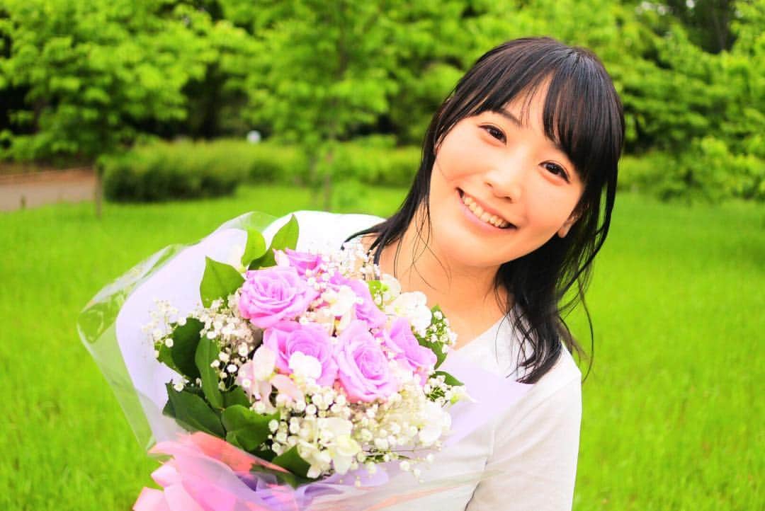 浜田由梨のインスタグラム：「珍しい写真。 撮影の前に美容院いったらお誕生日だったからとお花のプレゼント💐💐天気悪かったのが残念.. #birthday #present #flower #hair #tierra」