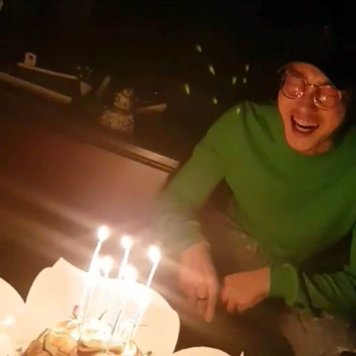 ファン・ドンジュのインスタグラム：「음력생일이라고 요즘 넘나 바쁜 스케줄인데도 불구하고 직접 생일까지 챙겨주신...수원누나!!!^^ 진짜 넘...넘...감사합니다^^ 감동...감동^^ 참 글구 2배속 아님다...넘 방정맞은 박수...ㅎㅎㅎ^^ #누나 #감사합니다 #감동 #행복 #소중한사람」