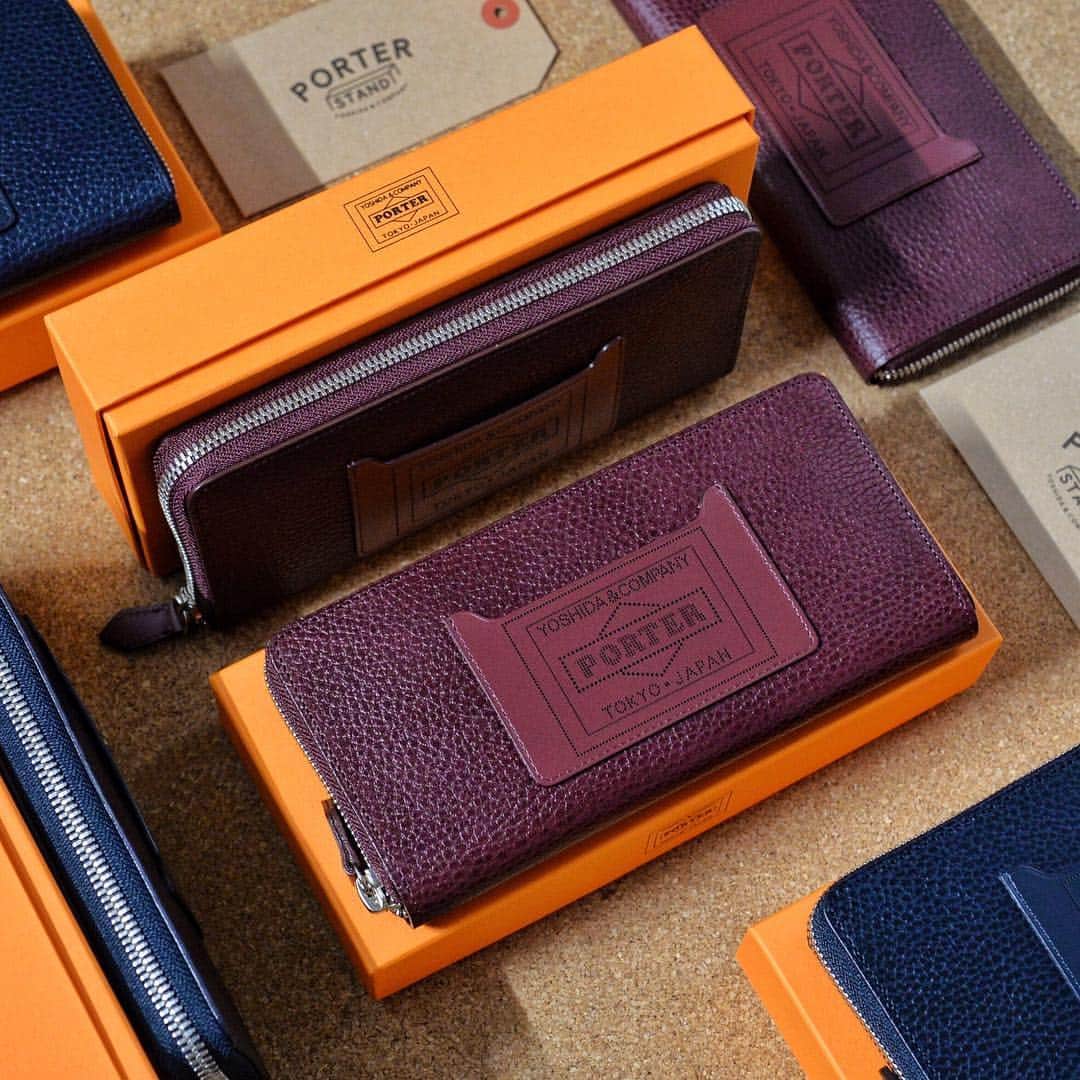 PORTER STANDさんのインスタグラム写真 - (PORTER STANDInstagram)「『PORTER STAND SHINAGAWA STATION』 Good Evening. Today we would like to introduce the LONG WALLET from the ORIGINAL ITEM "GLAZE" . There will be 2 colors; one in a luxurious navy color and another in a bordeaux color which would be an accent in your style. "Conceria Walpier" is a traditional tanner located in Toscana, Italy. We have embossed on one of their most recognized leather called "Buttero". It is neatly hand-dyed one by one by their craftsmen and also glazed to add more naturalness compared from normal embossed leather. This leather will become shinier as usage, so you are able to enjoy its natural aging process and also the beauty of natural leather. This item has many card steps and partition pockets in the interior, making long wallet making easy to organize cards and receipts. The outside pocket fits an IC card. The PORTER logo applied by laser punching is its design accent.Each item comes in an original gift box which will make perfect Christmas gifts. Please take a look at it in store.  GLAZE LONG WALLET ￥28,500（+ tax）  こんばんは。 本日は、ご好評をいただいているオリジナルアイテム「GLAZE（グレイズ）」のPORTER STAND 限定カラー“ネイビー”“ボルドー”より、ロングウォレットをご紹介いたします。イタリアのトスカーナ地方にある老舗タンナーの「ワルピエ社」。そのワルピエ社が製造する代表的な革である“ブッテーロ”に型押しをし、一枚一枚職人が丁寧に手染めとグレージング加工を施すことで、一般的な型押し革とは異なるナチュラルな印象に仕上げました。革本来の自然で素朴な表情と透明感のある美しさは、使い込む程にツヤが増し、経年変化をお楽しみいただけます。こちらのアイテムは、内装に多くのカード段や仕切りポケットを設けており、カードやレシートなどを整理・収納しやすい作りロングウォレットです。外側のポケットはICカードが入るサイズで、レーザー加工で表現したポーターロゴがデザインポイントになっています。PORTER STANDでは、高級感のある落ち着いたネイビーと、上品なボルドーの2色展開です。是非店頭でお手にとってご覧ください。  オリジナルアイテム グレイズ ロングウォレット￥28,500（税別）  #yoshidakaban #porter #吉田カバン #ポーター#luggagelabel #porteryoshida #kurachikayoshida#kurachika #porterseoul #madeinjapan #japan#porterstand #shinagawa #tokyo #station #instabag#instagood #instalike #glaze #buttero #exclusive#longwallet #wallet」5月11日 0時46分 - porter_stand