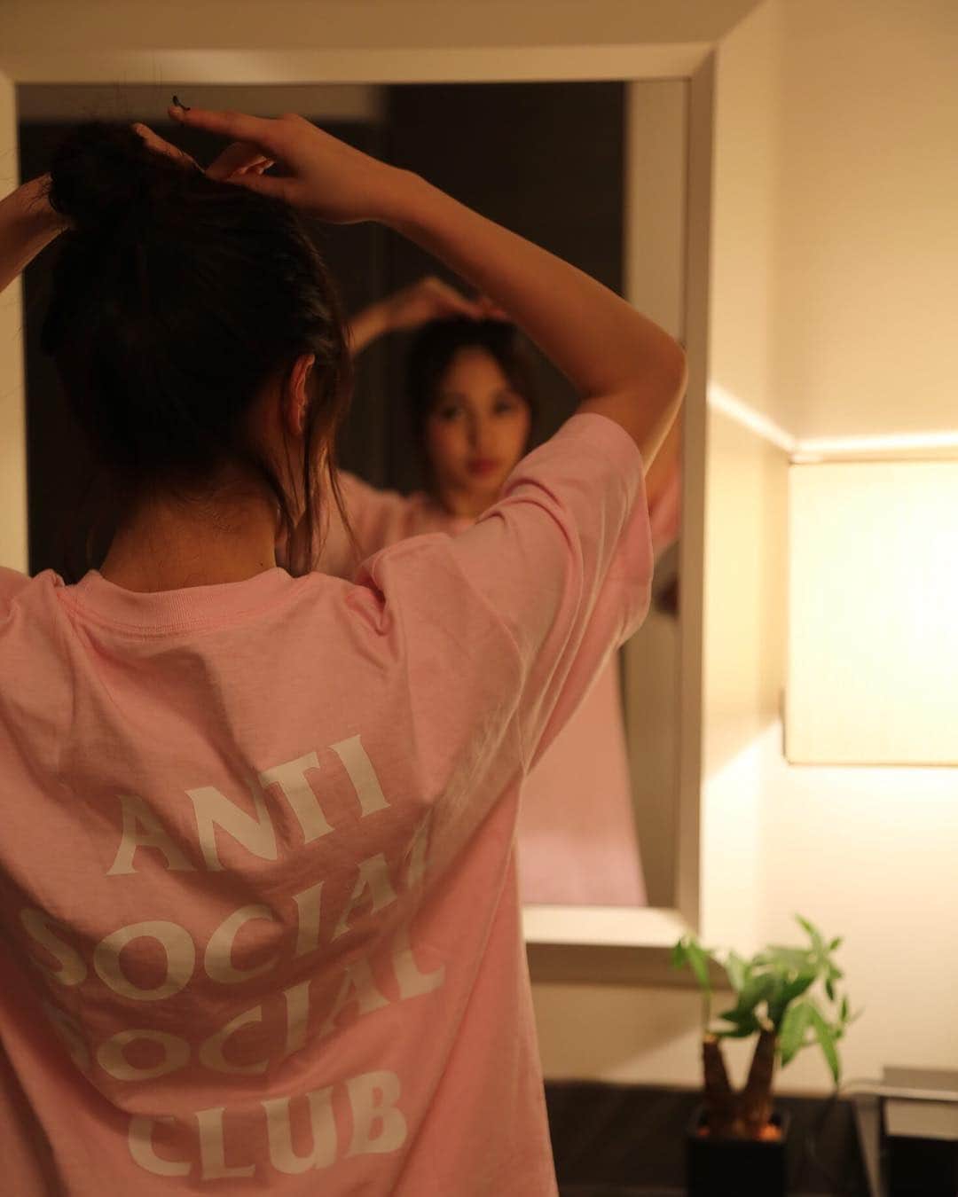 のインスタグラム：「#goodnight🌙 #antisocialsocialclub #tshirt #部屋着#miyu#fashion#model#artist#癒し#くつろぎ#DDay#D16#cherrsee」