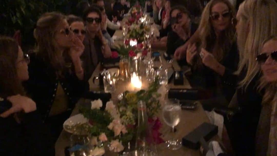 ジェシカ・スタムのインスタグラム：「Book club with @warbyparker 👓📖 #YouPlayTheGirl」