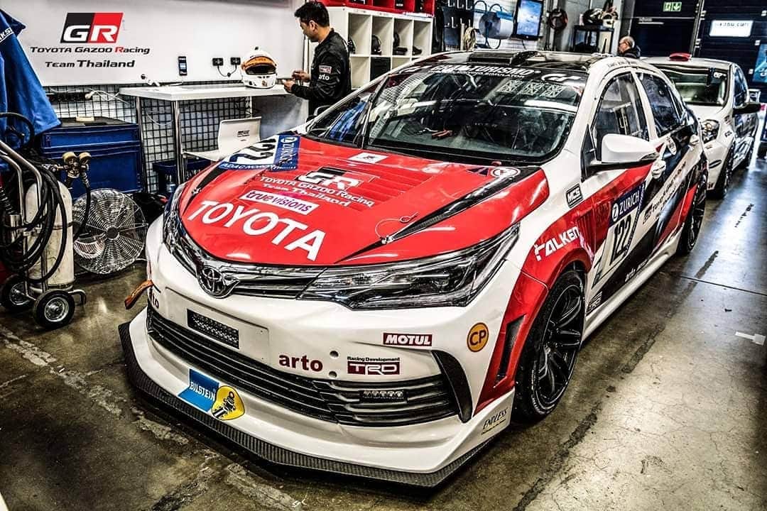 Toyota team thailandさんのインスタグラム写真 - (Toyota team thailandInstagram)「พร้อมมั้ย ไทยแลนด์ 🇹🇭✌🏻 เตรียมพร้อมลุยไปกับ Corolla Altis หมายเลข 122 และ 123 ครับผมและนักแข่ง ทีมงานจาก TOYOTA Gazoo Racing Team Thailand ในการแข่งขัน ADAC Zurich 24h Race Nürburgring 2018 การแข่งขันระดับโลก โหดสุดๆ ต้องอึดสุดๆ 12-13 พฤษภาคม นี้ #TeamWork #TOYOTAteamThailand #CheerThai #ThaiPride #ไม่เชียร์ไทยแล้วจะเชียร์ใคร #แข่งรถ #นักแข่ง #ทีมคนไทย」5月11日 12時35分 - toyotagazooracingteamthailand