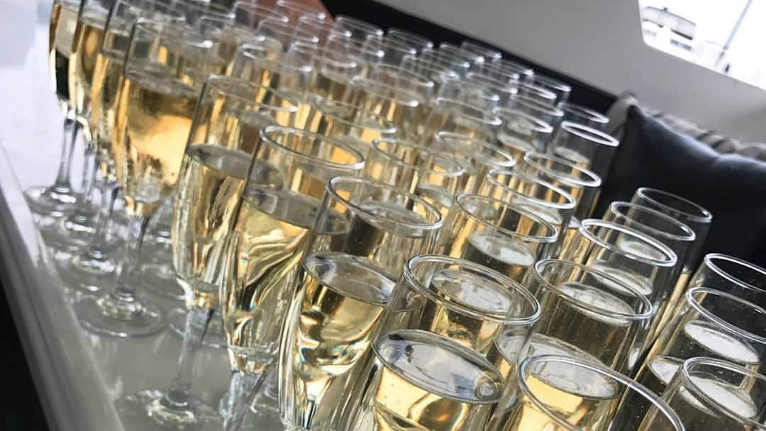 三浦真理子さんのインスタグラム写真 - (三浦真理子Instagram)「挙式後は船上パーティーへ🍸 . 夕日もキレイでした🌇 . みんなワイワイ盛り上がったよ🎉✨ . #la #marinadelrey #yacht #wedding #party #ロサンゼルス #結婚式 #結婚式お呼ばれ #スワイプしてね #followme #instagood #船上パーティー #おめでとう #海外挙式 #旅行 #trip #enjoy #enjoylife #マリーナデルレイ #船 #champagne 🥂#乾杯 #haveaniceday #sea」5月11日 12時53分 - marigram.22