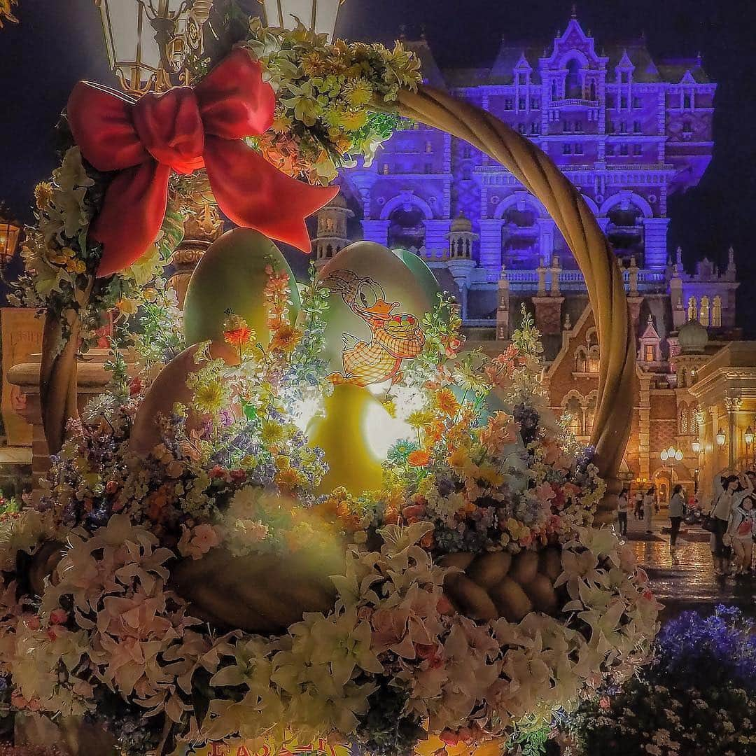 東京ディズニーリゾートさんのインスタグラム写真 - (東京ディズニーリゾートInstagram)「Beautiful Easter basket in the night light. 幻想的なディズニーイースターの夜♪ (Photo:@kei.babu0521）  #disneyeaster #fashionableeaster #towerofterror #americanwaterfront #tokyodisneysea #eastereggs #donaldduck #waterfrontpark #ドナルド #イースターエッグ #ファッショナブルイースター #ディズニーイースター #タワーオブテラー #アメリカンウォーターフロント #東京ディズニーシー #ウォーターフロントパーク #東京ディズニーリゾート  これからもゲストのみなさんの写真をご紹介します。 #tokyodisneyresort などをつけて投稿してくださいね。詳しくは公式ブログでご案内しています。 http://www.tokyodisneyresort.jp/blog/151005/」5月11日 12時43分 - tokyodisneyresort_official