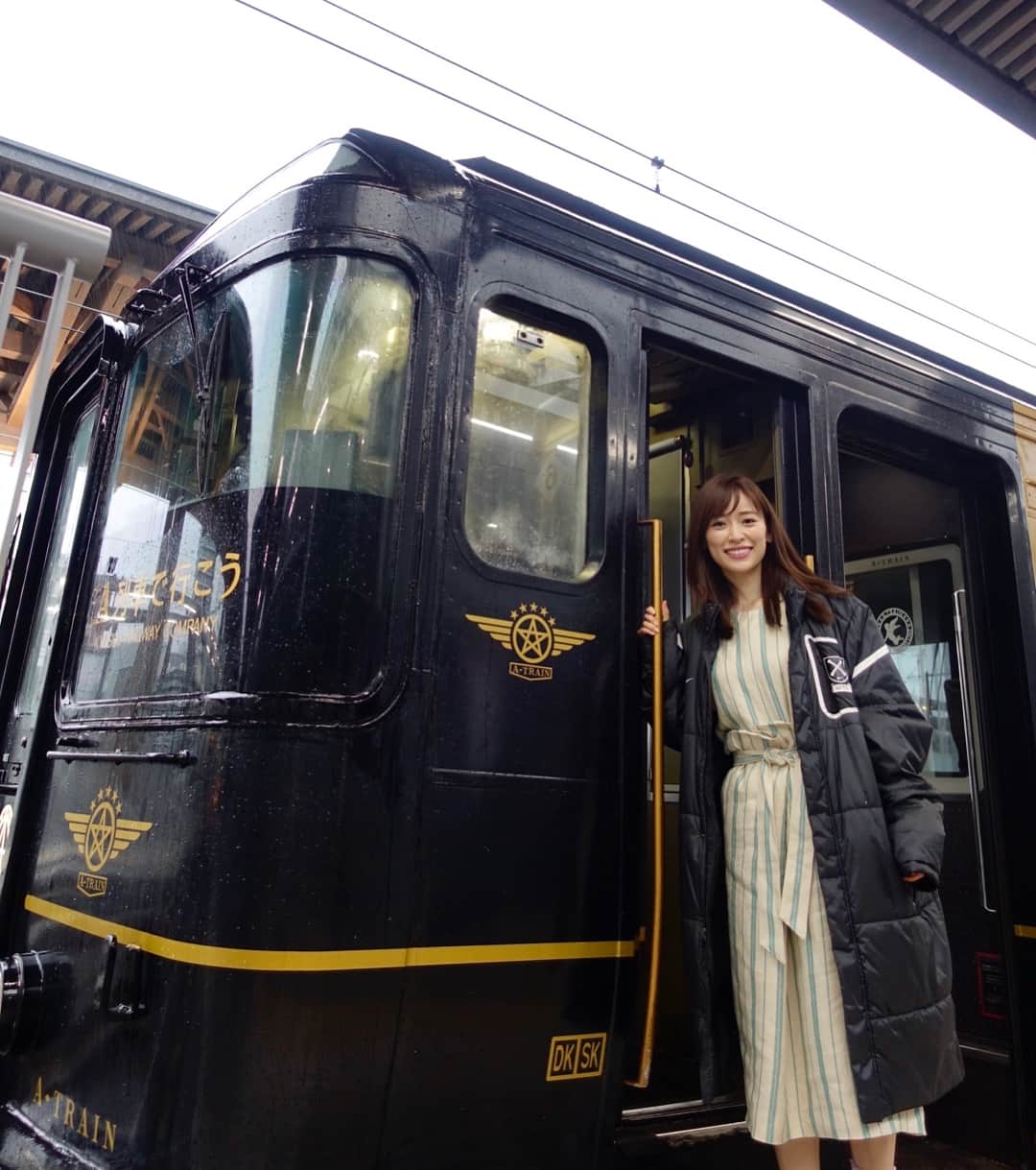 泉里香さんのインスタグラム写真 - (泉里香Instagram)「「特急A列車で行こう。」 大人の雰囲気で包まれているA列車。 車内にはBARもあって、 木を基調としたインテリアも、レトロなステンドグラスや花柄のベンチも、 隅々まで素敵でした🚃🚃 #A列車でいこう#Atrain#九州#観光列車#天草#熊本#鉄道#電車」5月11日 8時34分 - rika_izumi_