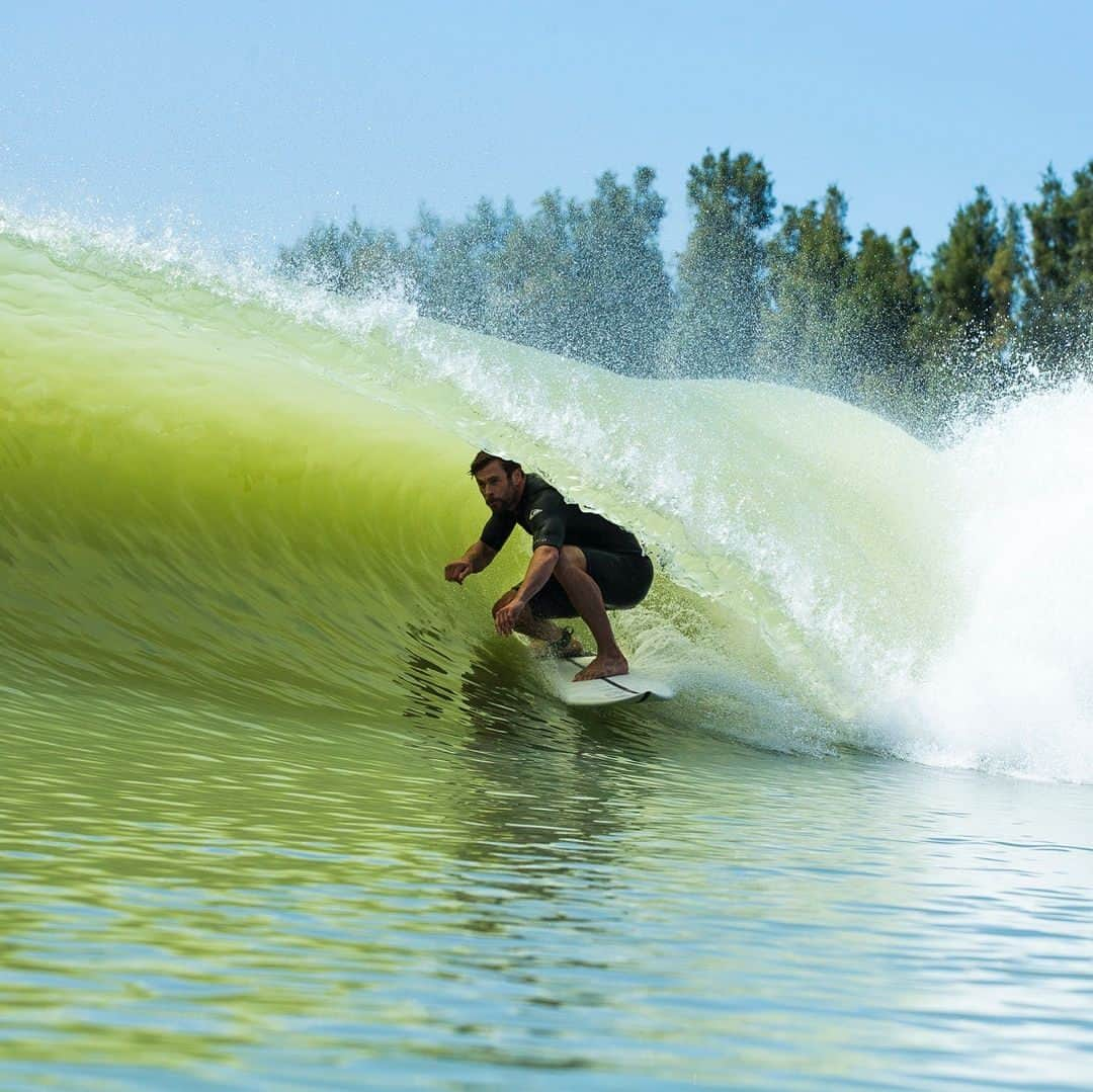 クリス・ヘムズワースさんのインスタグラム写真 - (クリス・ヘムズワースInstagram)「Lucky enough to surf the best wave pool on the planet , big thanks to @kellyslater @wsl for the opportunity !! #wslsurfranch 📷@toddglaser」5月11日 8時50分 - chrishemsworth