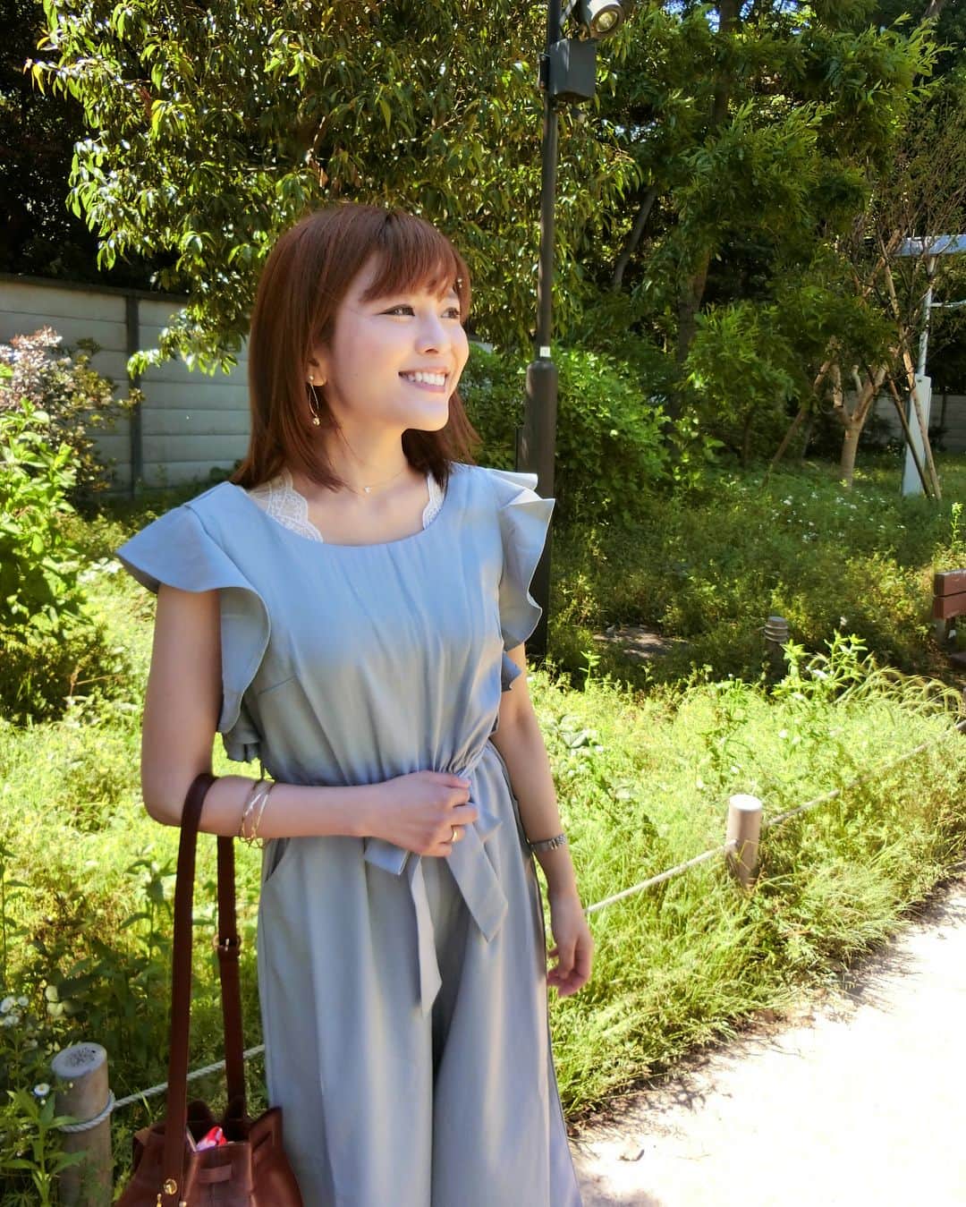 東紗友美さんのインスタグラム写真 - (東紗友美Instagram)「さらりと着用できて手軽にスタイルアップできるコンビネゾンは忙しい日に重宝します🔱✨ @fifth_store  さて、今週末はいよいよ#孤狼の血 公開ですねー🎬👍 試写会で観たのは昨年の11月で確かとても寒い日だったのですが、東映からの帰り道。 「あ、風邪ひいた。しまった。」と。急に熱くなって。熱が出たと思ったんですね。 でもその本当の理由はこの映画でした。熱くて、血生臭くて、男たちが猛烈にかっこよくて否応無しに引き込まれる世界。 嘘みたいなキャプションですが本当に私も体の芯から熱くなりすぎてしまって。 帰宅して真っ先に体温計はかったんです。笑そしたら、風邪ではなかった←嘘っぽいけどガチなエピソード📝 赤い血の匂い。疼きだした夏の暑さ。 渇望。渇望。渇望。私も埋もれた。 世界中の人に日本の男のかっこよさ、伝えるなら絶対この映画を選ぶ。グロが苦手かもと不安な女子の皆さん、正直そんなのどうでも良くなるくらい余裕で観れます。 この映画に出会わないと人生、ちょっとだけ損かもしれない。あんまりこんなこと言いたくないけど、そう思うのも本音。この面白さ、私が保証する。なので是非！男女で超ホットになれるので、週末デートにも良いと思いますよ👍私は家族が原作の#柚月裕子 さんのファンなのでまた観に行く予定です。 ・ ・ さて、この写真のコーデの日は、血しぶきに痺れる映画ではなくて、東京都庭園美術館で開催中の鹿島茂先生の展示を見にいく予定でしたので、爽やかなお洋服をチョイスしました😊 all-in-one...#fifth  bag...#caltier  1枚でオシャレにきまる#フリルワイドパンツコンビネゾン は、リボンの位置が高いので脚長効果抜群。スタイルアップ可◎プチプラなのも、嬉しいです😊袖のフリルも可愛いのですが、この洋服を着ると身長も高く見えるんですよねー！！👍 プチプラで人気のfifth は24時間限定で25%OFFクーポン配布中みたいです👍 #fifthtl #ootd #coordinate #プチプラ #プチプラ #コーデ #フィフス #カルティエ #巾着バッグ #春コーデ #映画 #東映 #ヤクザ映画 #役所広司 #松坂桃李  @korounochi_movie」5月11日 11時10分 - higashisayumi