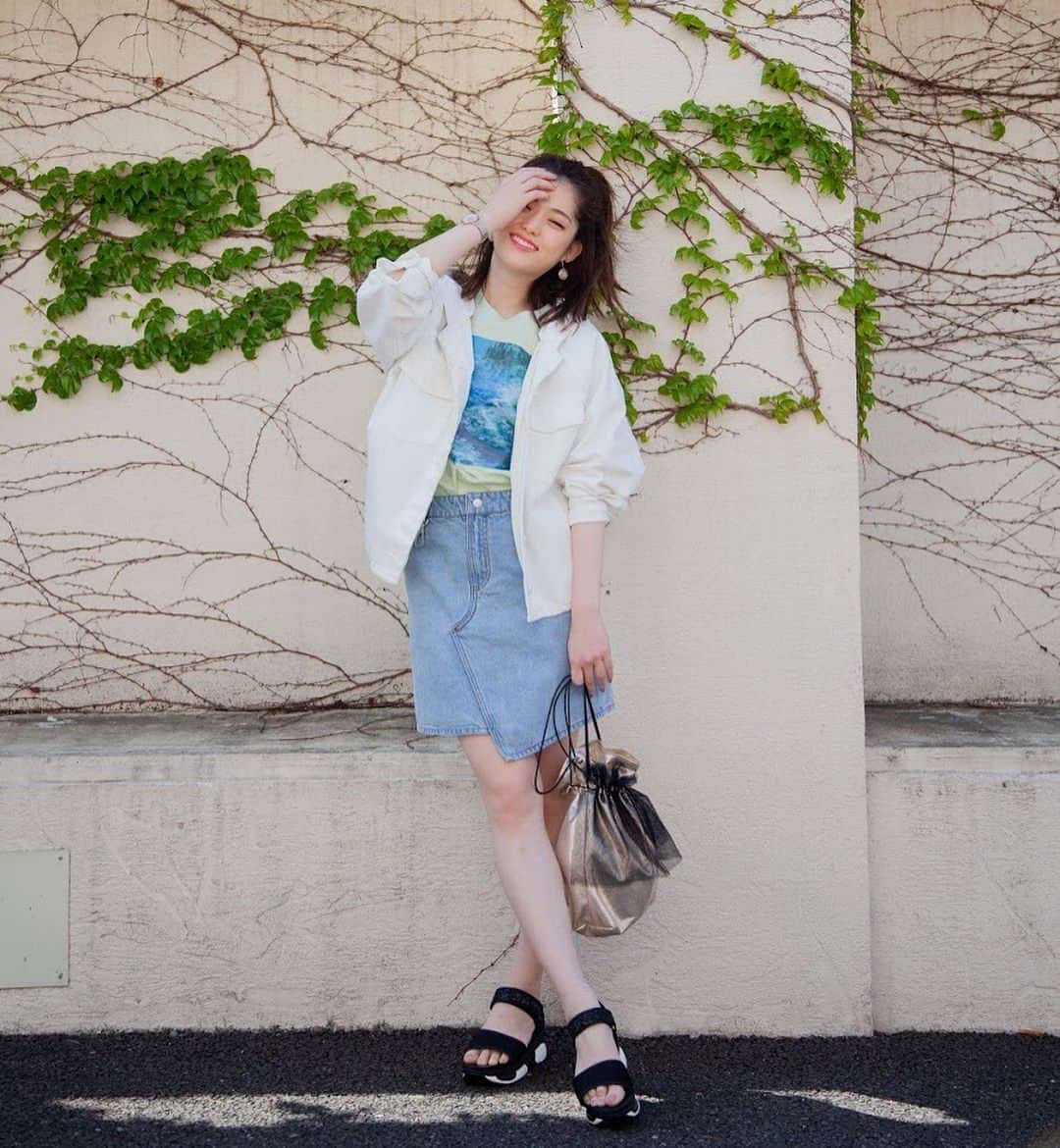 のインスタグラム：「. . 今日の東京は晴れ。最高気温24度、最低気温10度の予報です。 . 春夏のトレンドアイテム・デニムスカートは、ひくクセデザインでおしゃれに差をつけて👆 . 厚底サンダルやゴールドきんちゃくバッグなど、エッジの効いた小物を合わせて、ちょっぴりスパイシーに着こなすのが気分😎💫 . . ジャケット #drwcys Tシャツ #snidel スカート #handm #hm バッグ #unbilion #cachecache 靴 #evol #ilima ピアス #anemone 時計 #jouete . . #今日のコーデ #コーディネート #ファッション #ootd #デニム #デニムスカート #ブルゾン #スポーツサンダル #スポサン #ゴールド #きんちゃくバッグ #スポーツmix #プチプラ #プチプラアイテム #ミントグリーン #乃木坂46 #まっちゅん #さゆりんご」