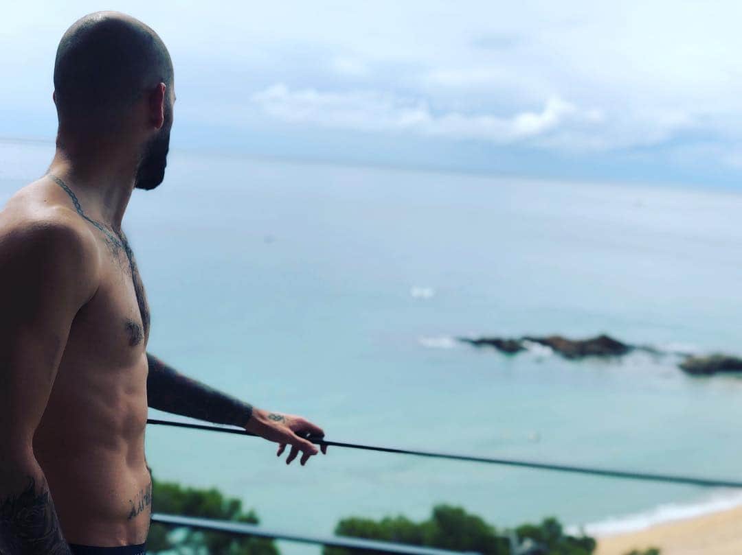 アレイクス・ビダルのインスタグラム：「Pese a todo estoy agradecido, aunque no estoy como quisiera, tampoco estoy mal. Sigo aquí...de pie , dando pelea, y puede que me caiga, pero tengo claro que en el suelo no me quedo.🙌🦁」