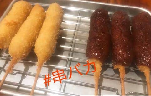 屋台めし「串バカ」のインスタグラム：「串バカ族の皆さん 無沙汰の更新です☺️💦 ・ 昨日、すごい寒くなかったですか！？ 思わずパーカーとか着たくなりましたよ😵 ・ でも今日は良い天気で気持ちが良いですね🤗 ・ さぁ本日の串バカメニューは「柔らかヒレ」です✨ ぜひ串バカへどうぞ♫」