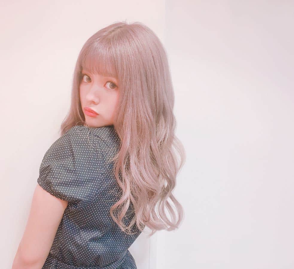 徳本夏恵（なちょす）さんのインスタグラム写真 - (徳本夏恵（なちょす）Instagram)「色入れてきた。 むらさきしろべーじゅ。 やはりさ少し色がある方が好き。  めっちゃ髪色どんぴしゃすぎて、そこらじゅう歩き回りたいれべるだ☺️💓 #ハイトーンカラー #シルキーベージュ  #パープルカラー」5月11日 15時23分 - nachos_kimono
