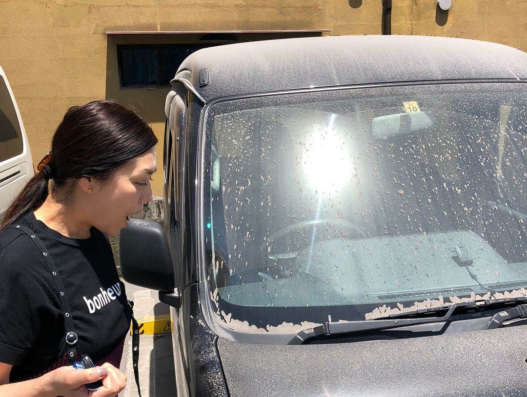 加藤紀子のインスタグラム：「鹿児島で初体験“ドカ灰”の衝撃！ （ワイパーを雨雪鳥糞以外で使ったの初めて）⛰💭 #加藤紀子 #鹿児島」