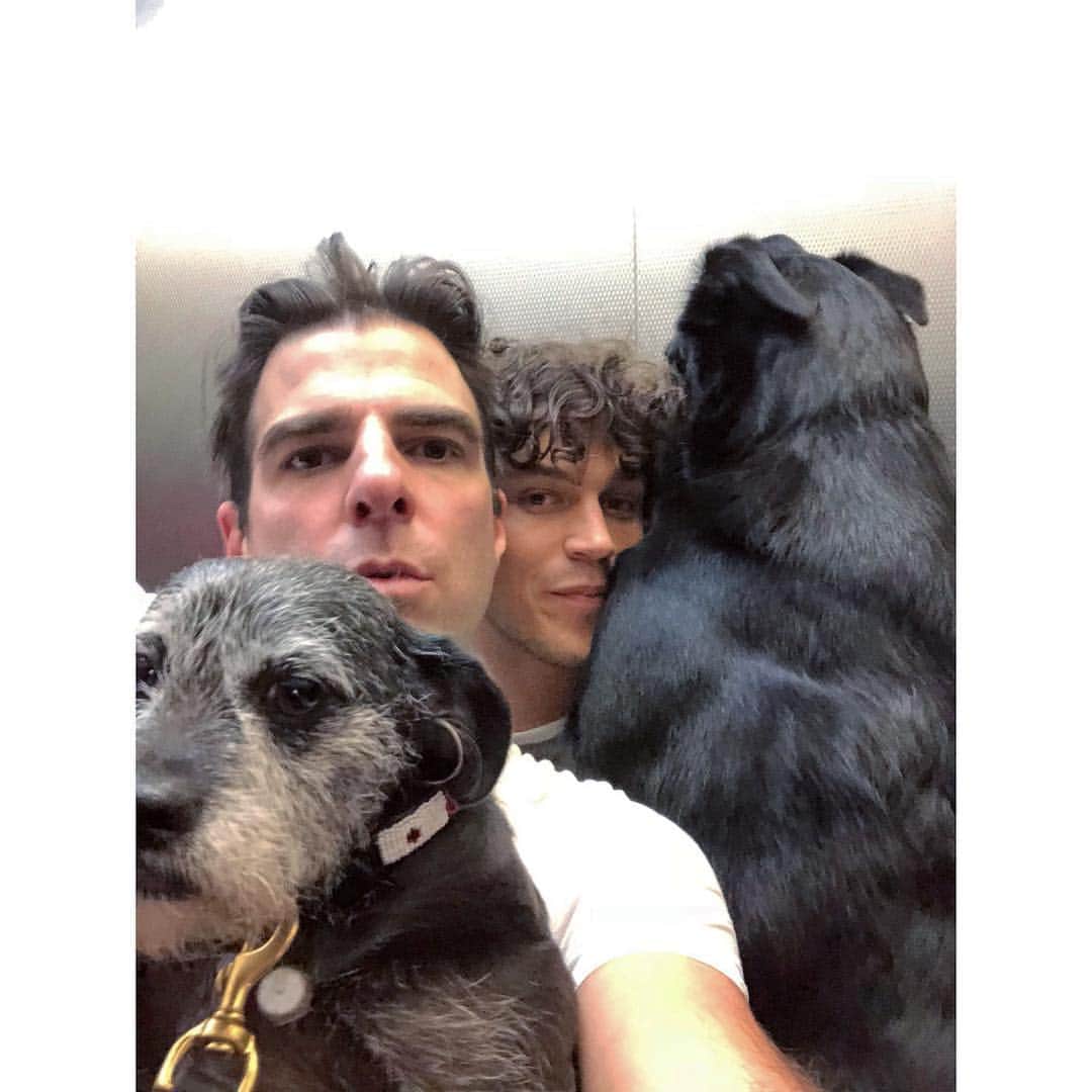 ザカリー・クイントのインスタグラム：「family portrait...」