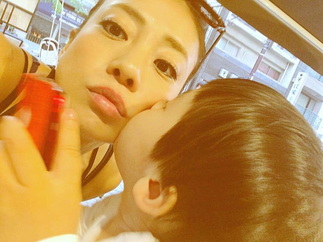 あびる優さんのインスタグラム写真 - (あびる優Instagram)「もう金曜日😮１週間早〜い💦 💋👧💋👧💋💕 #family#daughter#love#clover#kiss#cute#happy#家族#娘#愛娘#親子#母娘#四葉のクローバー#ちゅー#愛しい#かわいい#癒し#幸せ#大好き」5月11日 16時36分 - yuabiru74