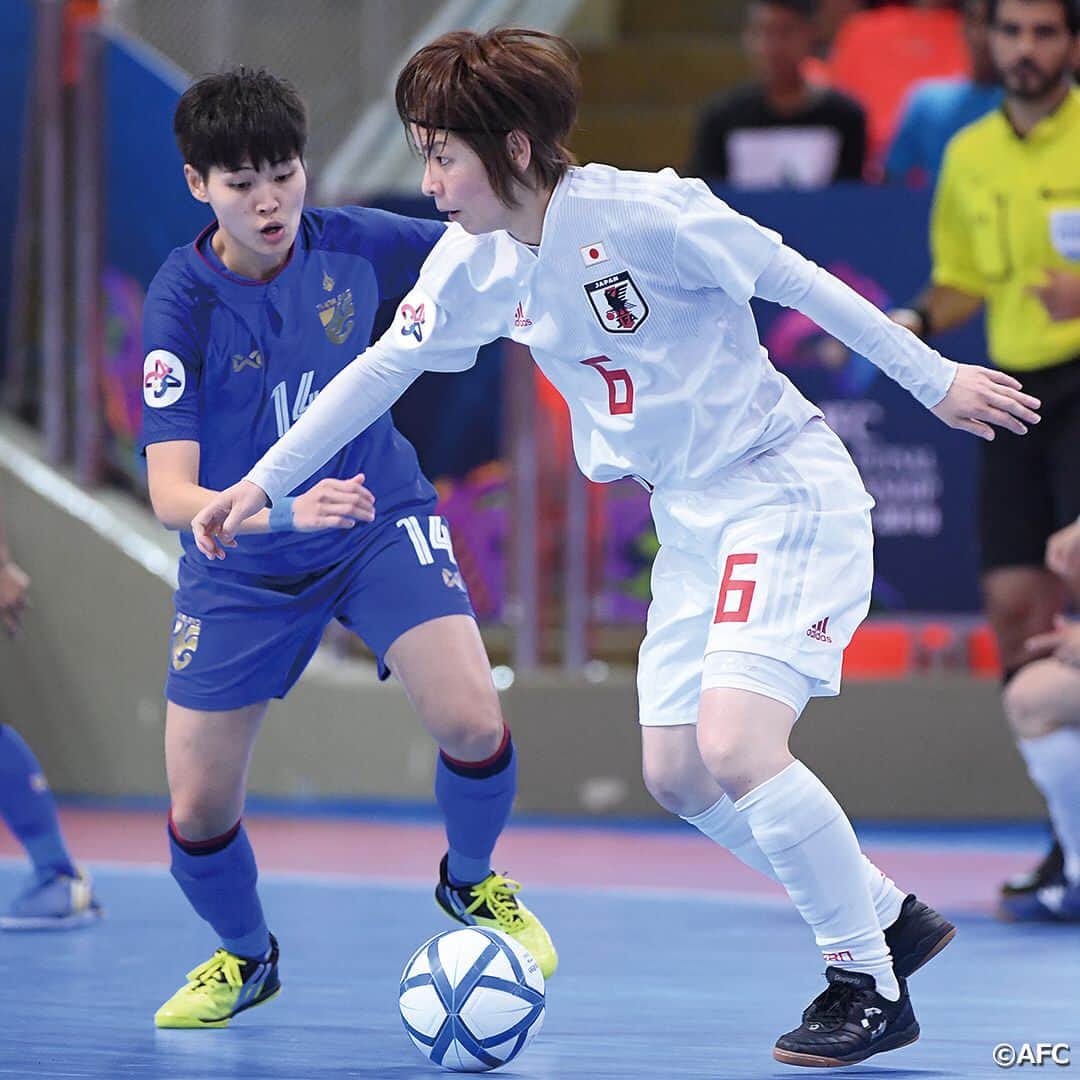 日本サッカー協会さんのインスタグラム写真 - (日本サッカー協会Instagram)「AFC女子フットサル選手権タイ2018に出場している #フットサル日本女子代表 は、決勝進出をかけ、タイ女子代表と対戦しました。 ・ 前半5分、藤田実桜選手がゴール前にパスを送ると、 #江川涼 選手 ( #バルドラール浦安ラスボニータス )が流し込み1-0とします。 ・ 1-0のまま後半に入り、追加点を挙げたい日本でしたが、タイの勢いに押される時間帯が続きます。そして30分にタイに同点に追いつかれるも、33分にはCKから #江口未珂 選手 ( #アルコイリス神戸 )が放ったシュートを最後は #加藤正美 選手 ( #アルコイリス神戸 )が右足でゴールに押し込み、2-1と日本が再びリードします。その後、タイのパワープレーによる猛攻を受けますが、全員が体を張ってゴールを守り、2-1で試合を終え、決勝に駒を進めました。 ・ 決勝は、日本時間5月12日(土)20時よりイラン代表と対戦します。 ・ 詳しい試合のレポートはJFA.jpをご覧ください。 ・ #jfa #daihyo #フットサル日本女子代表 #futsal #フットサル #AFCWFutsal2018」5月11日 17時27分 - japanfootballassociation