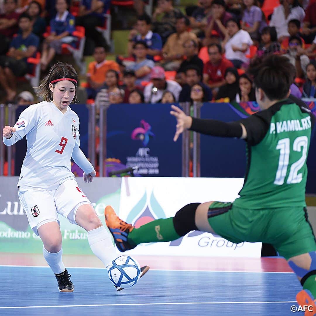 日本サッカー協会さんのインスタグラム写真 - (日本サッカー協会Instagram)「AFC女子フットサル選手権タイ2018に出場している #フットサル日本女子代表 は、決勝進出をかけ、タイ女子代表と対戦しました。 ・ 前半5分、藤田実桜選手がゴール前にパスを送ると、 #江川涼 選手 ( #バルドラール浦安ラスボニータス )が流し込み1-0とします。 ・ 1-0のまま後半に入り、追加点を挙げたい日本でしたが、タイの勢いに押される時間帯が続きます。そして30分にタイに同点に追いつかれるも、33分にはCKから #江口未珂 選手 ( #アルコイリス神戸 )が放ったシュートを最後は #加藤正美 選手 ( #アルコイリス神戸 )が右足でゴールに押し込み、2-1と日本が再びリードします。その後、タイのパワープレーによる猛攻を受けますが、全員が体を張ってゴールを守り、2-1で試合を終え、決勝に駒を進めました。 ・ 決勝は、日本時間5月12日(土)20時よりイラン代表と対戦します。 ・ 詳しい試合のレポートはJFA.jpをご覧ください。 ・ #jfa #daihyo #フットサル日本女子代表 #futsal #フットサル #AFCWFutsal2018」5月11日 17時27分 - japanfootballassociation