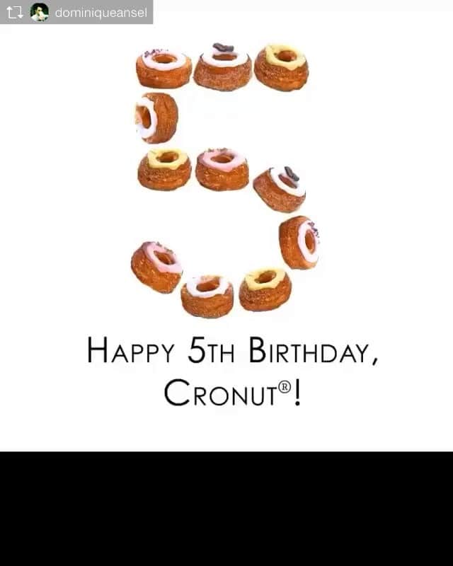 のインスタグラム：「5 years, 124 flavors, 4 cities, never repeating. A look back at every one of our flavors, from New York to Tokyo, London, and Los Angeles. Happy 5th Birthday, Cronut®! (See you on Saturday, when we celebrate its birthday in each of our shops with some surprises.) #CronutTurns5 #DominiqueAnselBakery @dominiqueansel @DABJapan @DominiqueAnselLondon @DominiqueAnselLA  #DABturns5 誕生から5年、124フレーバーを４つの都市で同じフレーバーは2度と誕生しないクロナッツ®︎！ニューヨーク、東京、ロンドン、そしてロサンゼルスの全てフレーバーをまとめました！明日5/12(土)はドミニクアンセルベーカリー表参道、銀座でお祝いしましょう！スペシャルクロナッツ®︎ホールの5個セットを各店数量限定でご用意！！お待ちしております。#クロナッツバースデー #ドミニクアンセルベーカリー #ドミニク #表参道 #銀座」