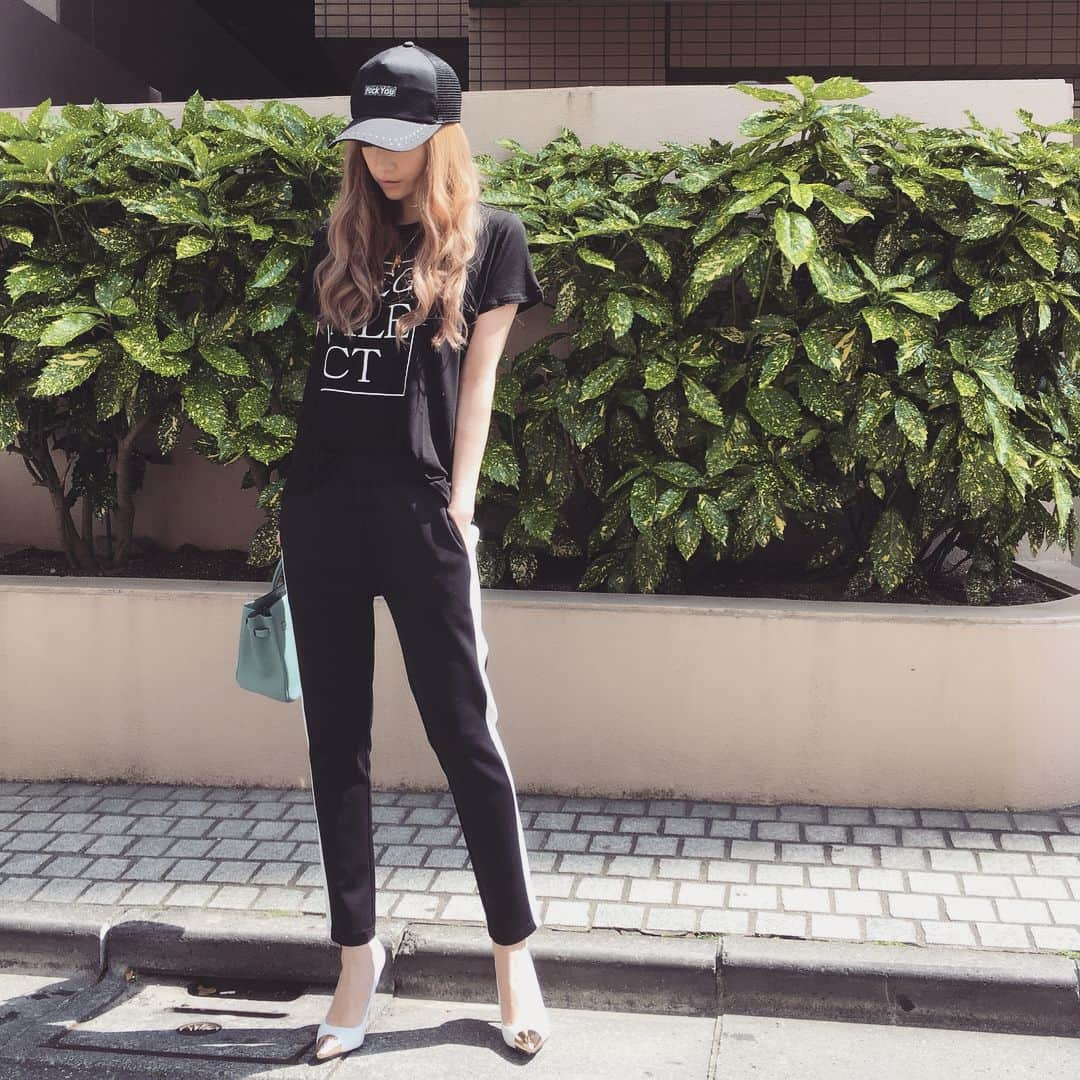 加賀美早紀さんのインスタグラム写真 - (加賀美早紀Instagram)「久々オールブラック🤗 Tシャツ.パンツ共に @regalect_official (前回の色違いだよ👖✨) BLKはとっても綺麗系に履けるから バッグは @hermes #birkin 👜 こゆ格好安定で好き❤️ それにしても今日の天気の良さったらもぅ😍✨ テラスで🍻だね(飲めない * * #fashion #blackcode #ootd #regalect #リガレクト #安定 #加賀美早紀 #tokyo #晴れ」5月11日 17時49分 - kagami_saki