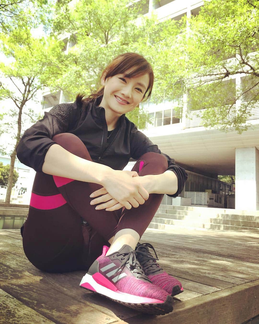 湯田友美さんのインスタグラム写真 - (湯田友美Instagram)「This is SolarGLIDE👟💕 今日は、新しいシューズと一緒にランニングと撮影📸 いつも新しいシューズを履くときはワクワクする。 感覚を研ぎ澄まして、感触を味わう。 包み込むような優しいフィット感、足指の自由度、そして大好きなブースト素材は、私の足を衝撃から守ってくれます。 当分は、このこと一緒にランニングかな…😊 初心者の方にも、安心しておススメできます！ もうすぐ発売。是非足を入れてみてください😉 ・ ✅solarBOOST ¥17,000 ✅solarGLIDE ¥13,000 ✅solarDRIVE ¥11,000 ・ My new buddy❤︎SolarGLIDE👟 Looks so cool!!!and fit my feet 🙂 Check this shoes out! And tell me how you like it😉👟 ・ #adidas #solarboost #solarglide#solardrive #adidasrunners#adidasrunnerstokyo#takechargetokyo#runningshoes#running#runhappy#ランニング#ランニングシューズ#初心者でも大丈夫#ランニング女子」5月11日 18時28分 - yudatomomi