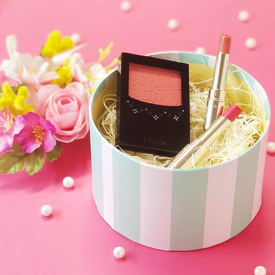 PUPE KOSÉ（プペ コーセー）のインスタグラム：「・ ＼母の日のコスメギフト🌹／ ・ あさって5/13は母の日ですね💖 お母さんに日頃の感謝を込めて💐 デイリーに使いやすいコスメを プレゼント🎁しませんか？💕 忙しい日も、サッと塗るだけで 顔がパッと華やかになる🌹 チークとリップはひとつあれば便利😊 お母さんがコスメを使うときに 笑顔になってくれると嬉しいですね❤️ ・ ⭕️左：エルシア　明るさ＆血色アップ チークカラー RD401★全4色 ふわっとぼかしやすく、自然な血色感を演出💕 ブラシ付きで使いやすい🙌 ・ ⭕️右：エルシア　顔色アップ エッセンスルージュ （上）BE382、 （下）RO682★全11色 リップクリーム成分配合でなめらかな塗り心地♬ 縦じわも目立たず、表情を彩ります🌈 ・ ・ 「エルシア」で検索！ ・ #エルシア #ELSIA #鈴木京香 #母の日 #母の日ギフト #母の日プレゼント #母の日のプレゼント #コスメギフト #デイリーコスメ #華やか #感謝 #プレゼント #ギフト #血色感 #血色メイク #くすみ対策 #コーセー #プチプラ #プチプラコスメ #女子力 #コスメ好きさんと繋がりたい #コスメ大好き #PUPEKOSE #kose #japan #japanesecosmetics #instagood #インスタ映え」