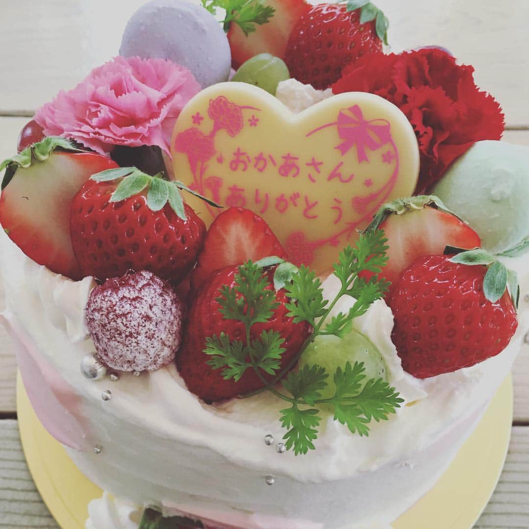 ケーキ&カフェ 海風堂のインスタグラム：「もうすぐ母の日🌹 母の日シフォンデコを12日、13日限定で販売します✨苺、カーネーション、マカロンなどで可愛く飾りつけします😊  #母の日ケーキ#シフォンケーキ#シフォンデコ#苺たくさん#マカロン#市川市」