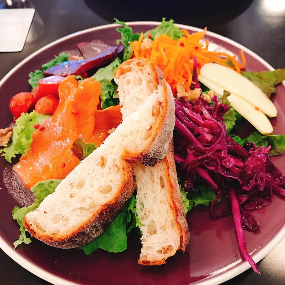 鈴木咲さんのインスタグラム写真 - (鈴木咲Instagram)「THEいんすたぐらむ！って感じのサラダ食べました！ 美味しい生野菜でした」5月11日 19時02分 - sakisuzuki1103