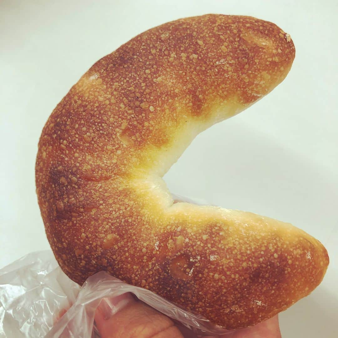 小野彩香さんのインスタグラム写真 - (小野彩香Instagram)「先ほどのマツパンで買ったのはミニ食パンと、小豆のパン…だったはず！他にも買ったのに、撮る前に食べてしまいました😂明太フランスとオリーブのパン、美味しかったな〜🥖 この写真のパンは、明日の朝ごはんで食べます♡  #マツパン」5月11日 19時33分 - onoayaka_official