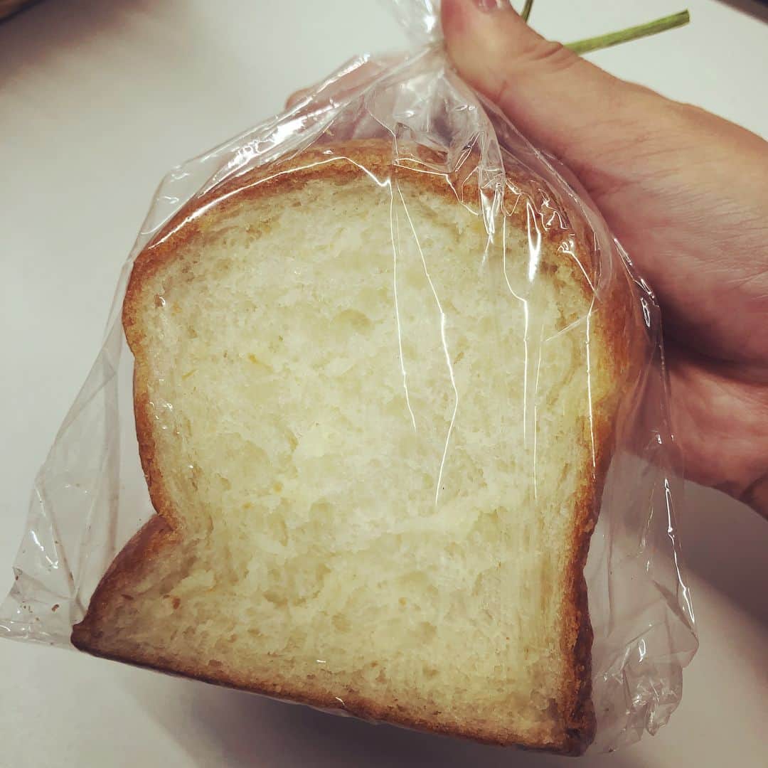 のインスタグラム：「先ほどのマツパンで買ったのはミニ食パンと、小豆のパン…だったはず！他にも買ったのに、撮る前に食べてしまいました😂明太フランスとオリーブのパン、美味しかったな〜🥖 この写真のパンは、明日の朝ごはんで食べます♡  #マツパン」