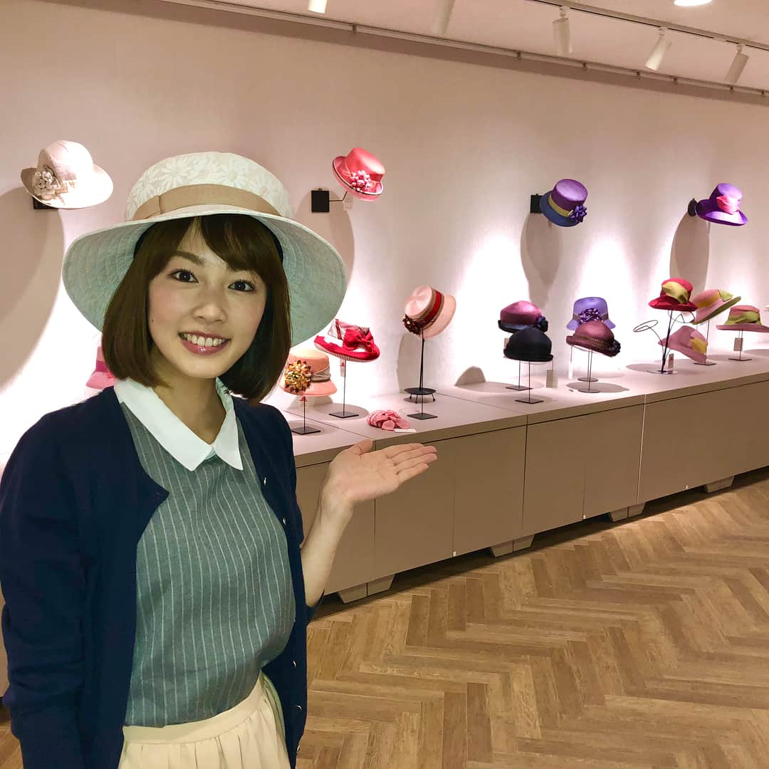 高橋春花さんのインスタグラム写真 - (高橋春花Instagram)「素敵な素敵な帽子展へ。 寒い日はニット帽ばかりの私。 そんな冬が終わり、 軽やかな素材の帽子シーズン到来です。 帽子デザイナー永井みどりさんの 帽子展にお邪魔しました。 永井さんに 「たくさんかぶって遊んで行ってね」 とお声がけいただき、 こんな鮮やかなものもチャレンジ。 帽子が持つオーラに驚きましたし、 何よりとてもワクワクしました。 是非みなさんもお出かけください！！！ #永井みどり春夏帽子展 #5月16日まで #さっぽろ東急百貨店 #帽子#色とりどり #イチオシ #高橋春花#HTB」5月11日 19時53分 - htb_takahashiharuka