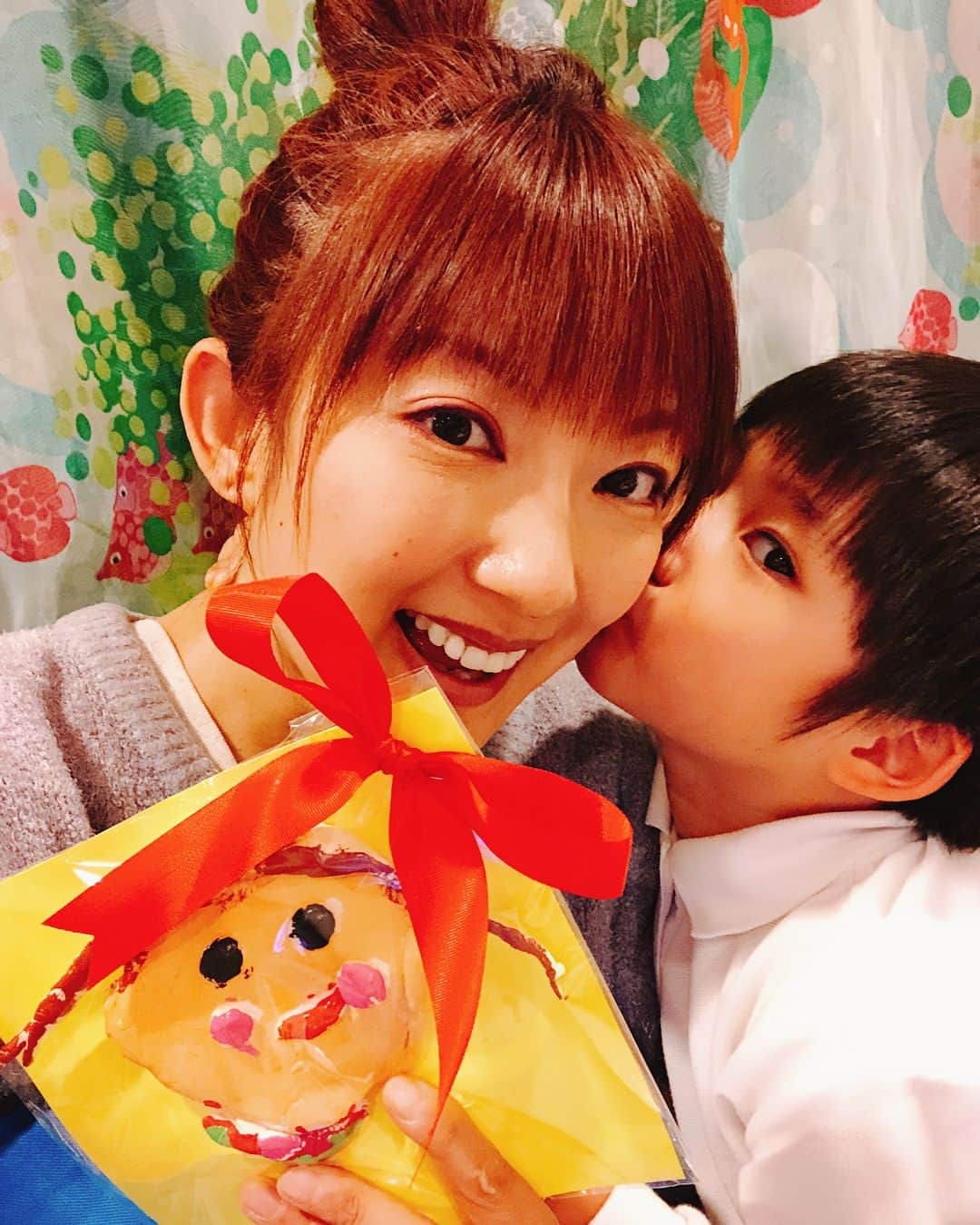 山田まりやさんのインスタグラム写真 - (山田まりやInstagram)「#幼稚園 #バス を降りてすぐに#母の日 の#プレゼント をくれました🤣🎁❤️ ・ ・ #ありがとう の 「う」が逆になってるのが たまらなく可愛い〜😍❤️✨✨✨ ・ ・ いつもマメに#お手紙 をくれる 優しい#ムネくん 🤣❤️✨ ・ ・ #ドラえもん と#クレヨンしんちゃん を見ながら ・ ・ 「ママ今日は金曜日だから ビール飲んでいいよ‼️」 ・ ・ と言ってくれました🤣🍺✨www ・ ・ 至らないところだらけの まりやママですが😅 これからも努力を重ねて頑張ります😆💪✨✨✨」5月11日 21時03分 - mariya.yamada