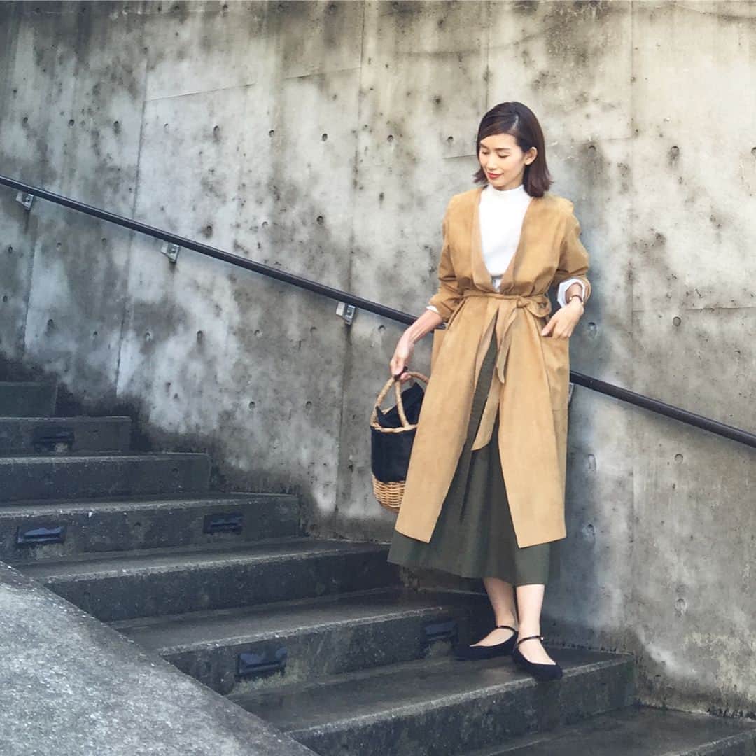 のインスタグラム：「* 昨日の服 * ヘアスタイルを 外ハネにしてみました😎 * コーディネートの詳細は ブログに書きました よかったら コチラも覗いてみて下さい * #ブログ更新しました  #プロフィールにブログのリンク貼ってます * #ootd  #アウター #gallardagalante #ガリャルダガランテ @gallardagalante  #ブラウス #handm #エイチアンドエム  #スカート #stateofmind #som #ステートオブマインド @stateofmind.som  #バッグ #elendeek #エレンディーク  #靴 #clemencemaryjane #repetto #レペット @repettoparis」