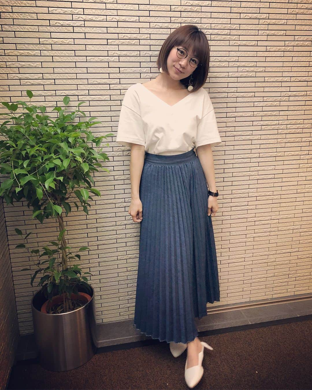 時東ぁみさんのインスタグラム写真 - (時東ぁみInstagram)「ねぇ！どう？？身長高く見えない？？プリーツ効果！！ ・ 153cm→160cm どうかな？？(ﾟ∀ﾟ) ・ #時東ぁみ #取材 #インタビュー #interview #インタビュアー #interviewer #衣装 #tops #akte #skirt #thevirgnia #accessory #accommode #glasses #steady #身長 #高く見える ？ #プリーツ効果 #160cm #現実は #153cm #チビ」5月12日 7時35分 - amitokito