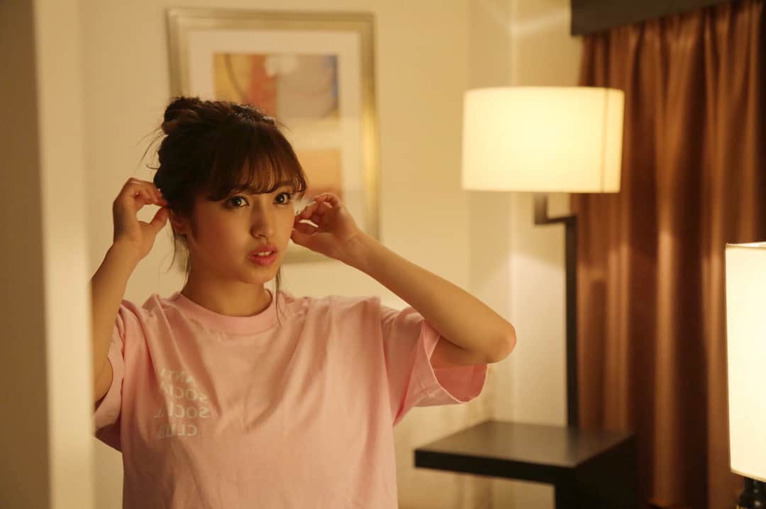 のインスタグラム：「部屋着シリーズ  今日もお疲れ様でした ❣️眠いですね💤💤☺️ 次はどんなのが見たい？？ goodnight🌙 #antisocialsocialclub #tshirt #部屋着#miyu#fashion#model#artist#癒し#くつろぎ#けん玉と私#DDay#D13#cherrsee」