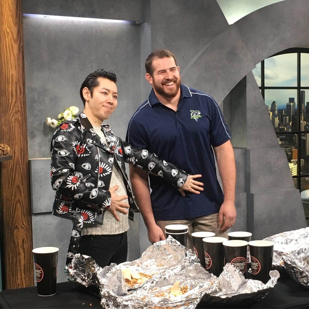 小林尊のインスタグラム：「Tacos eating match w @kellen_gordon @king5newdaynw  I worked harder than him🌮 モーニングショー どっちがハードに仕事したか、お腹で確認。 #Seattle #washington  #シアトル #ワシントン」