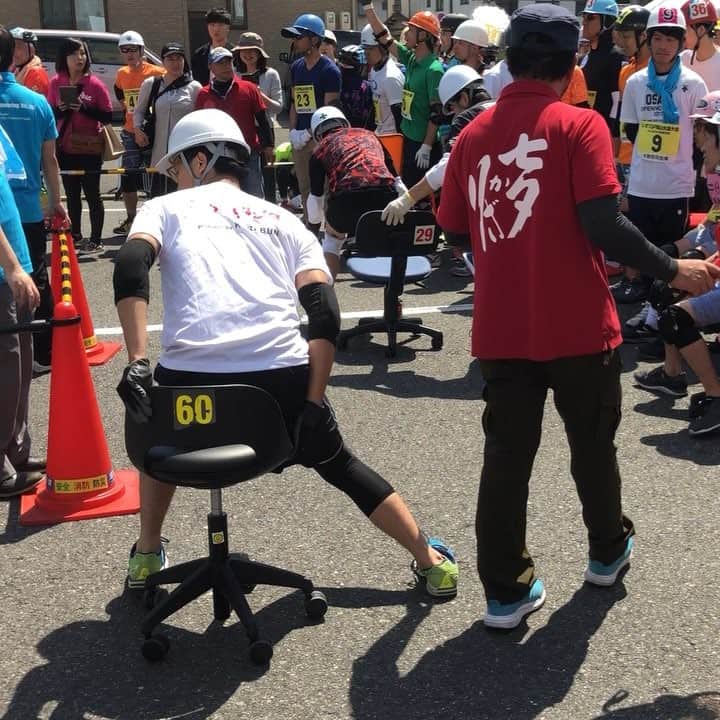 のインスタグラム：「いす1-GP第４回岡山大会 いす1本戦。 選手交替するピットの様子です。 熱さが伝わるかと。  場所：水島栄町大通り  #倉敷市 #倉敷 #kurashiki  #クラシキ文華 #クラシキブンカ #kurashikibunka #kurabunka  #japan #japantrip #travel #trip #旅 #旅行 #いす1 #いす1-gp #水島 #水島商店街 #事務いすレース  #instgramjapan #tokyocameraclub #visitjapanjp」