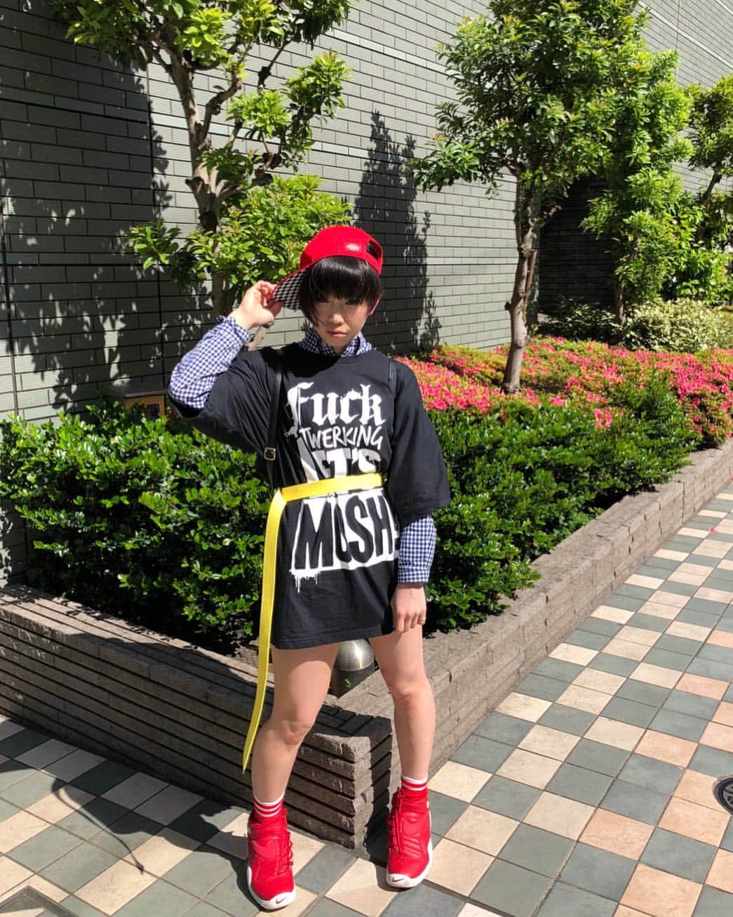 のインスタグラム：「🌞🌞🌷 晴れーっっ❤️❤️❤️ • 💎ぼうし #dickies × #山岡あやも ちゃん 💎Tシャツ #chaotic_tokyo 💎ボタンダウンシャツ #americaneagle 💎ベルト #390マート 💎くつ  #nike • • #サンキューマート の #カチャベル 、長さが今年なかんじの長いやつで好みー😍💛💛💛 なんかレタリングでもしようかな❤️ • • #凛子ーでぃねいと #全身コーディネート #プチプラコーデ #tokyo #kawaii #japanese #黒髪ショート #ootd #fashion #japanesegirl #shibuya #harajuku #snap #fashionsnap #HugMee #HugMeeRINGO」