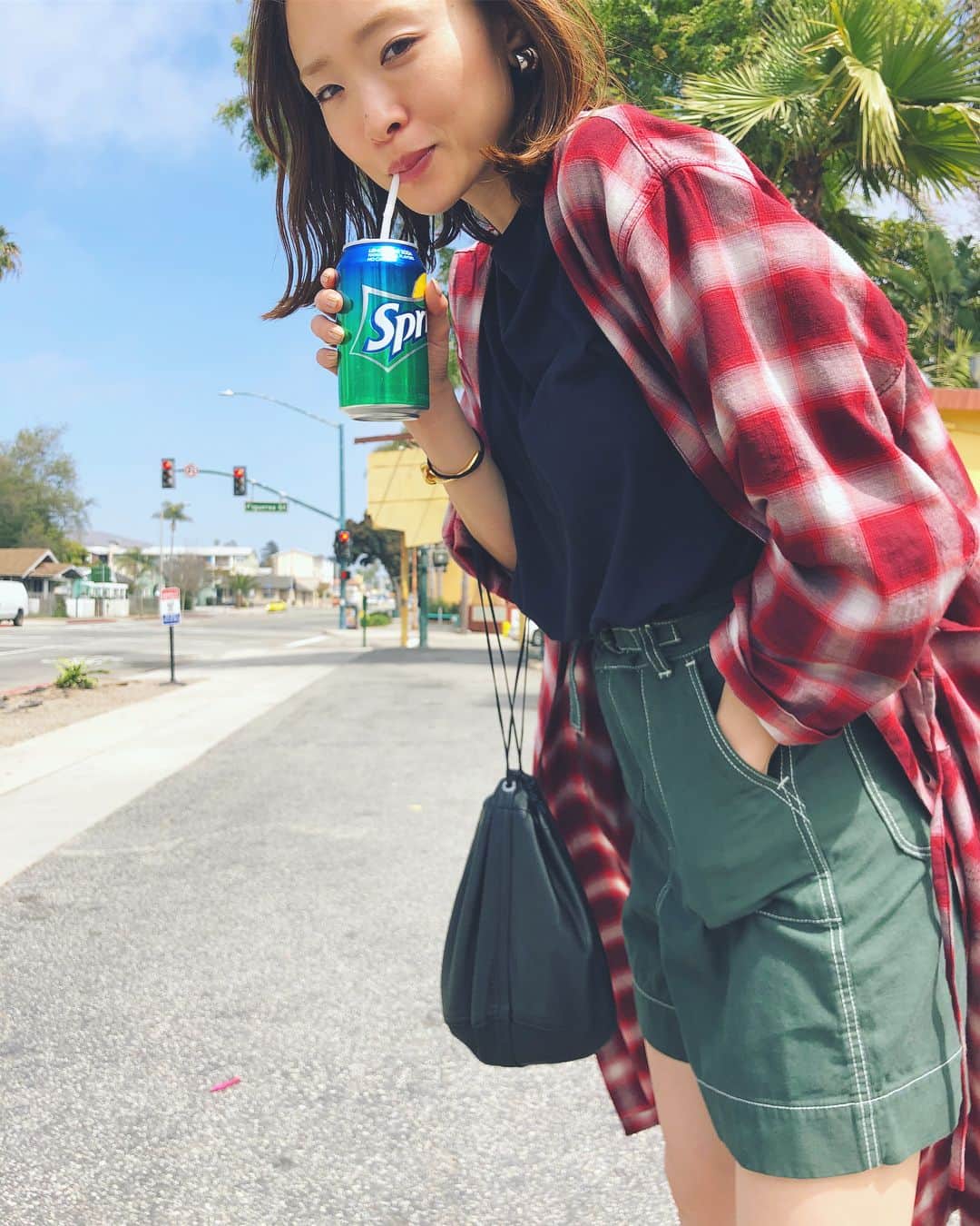野尻美穂のインスタグラム：「ベンチュラにあるかわいいピザ屋さん🍕小さいお店だけど地元の人たちが沢山来る人気店🤔 焼いてる間頑張って話してたら1枚くれた😂🍕 #そしてアメリカのスプライトが好き #同じタイミングでパタゴニアのスタッフがいたからHi👋🏻って言ったらその後の会話できなくて自爆🤯 #mihonano #お気に入りの作ったショーツ#miho_LA」