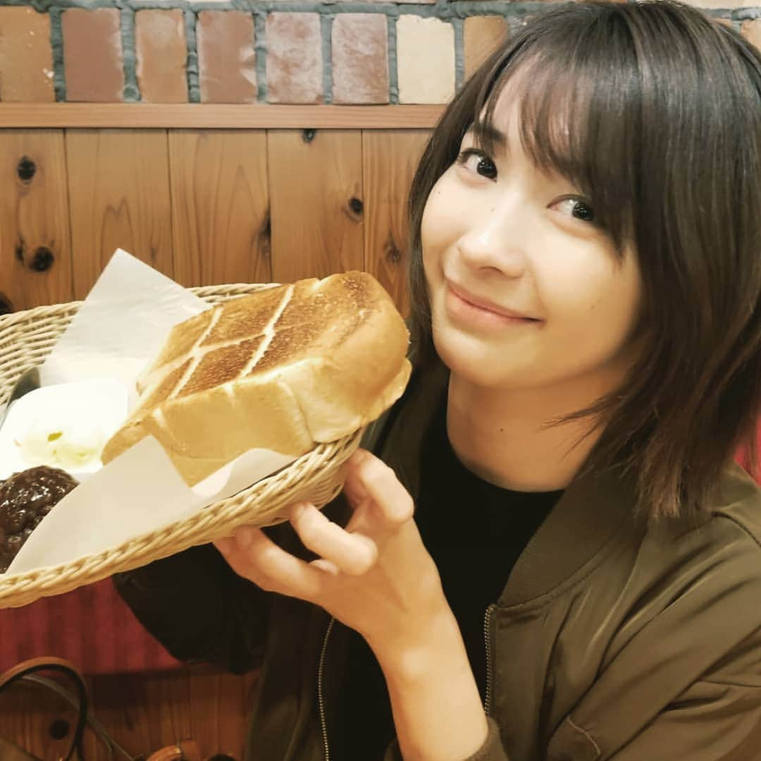 山崎真実さんのインスタグラム写真 - (山崎真実Instagram)「コメダの小倉トーストはやっぱり定期的に食べたくなるー。 お腹空いてきたー。 今日はお昼、何食べようかなー。 #山崎真実 #photobook」5月12日 10時53分 - mami_yamasaki0920