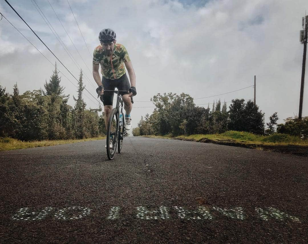 ケビン・シストロムのインスタグラム：「After 5,000ft of climbing up from the ocean @kingthenate and I reached the top of Kaloko Road. It may be the steepest single climb I’ve ever done. At the very top someone wrote “warrior” at the peak. It was a great ride but not one that I’m going to be doing anytime again soon 🤣 📷 by Nate」