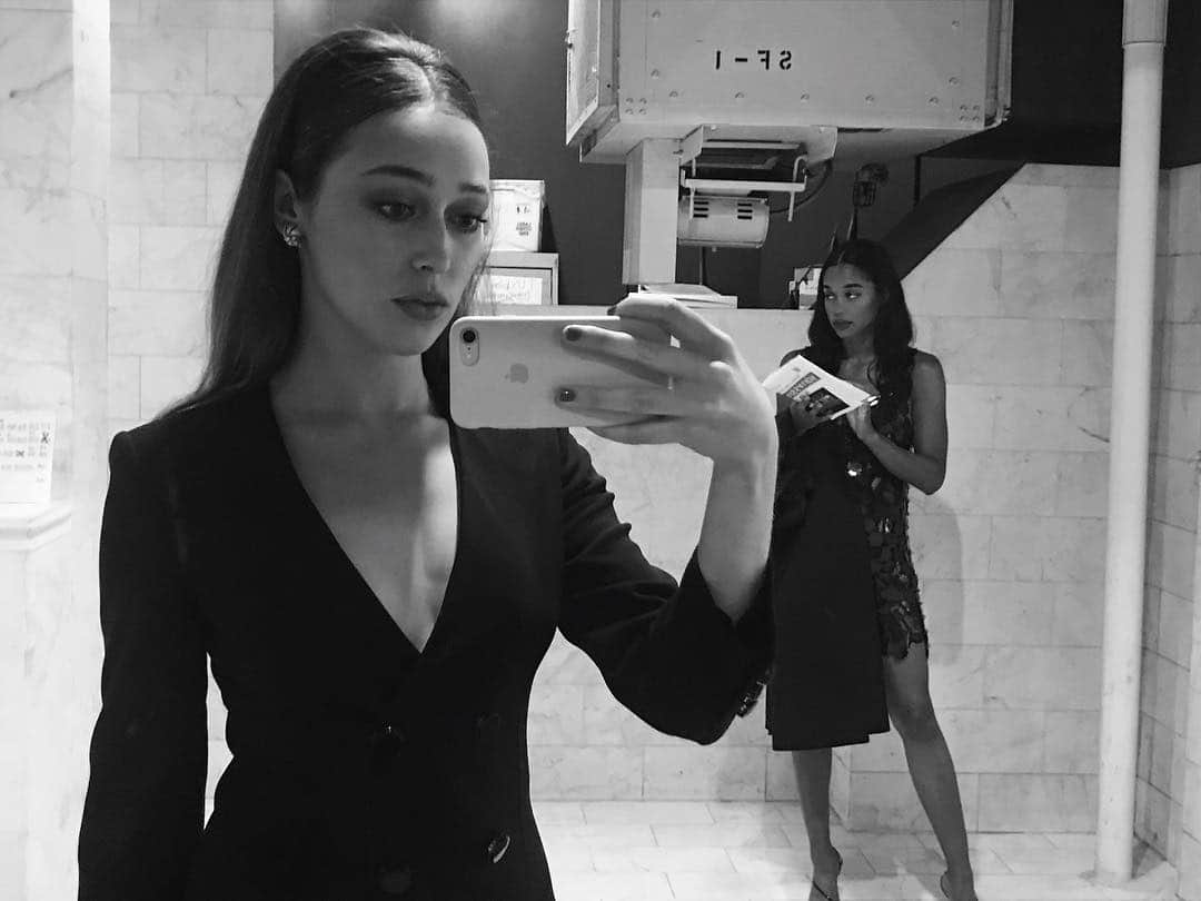 アリシア・デブナム・キャリーのインスタグラム：「✨👯‍♀️✨」